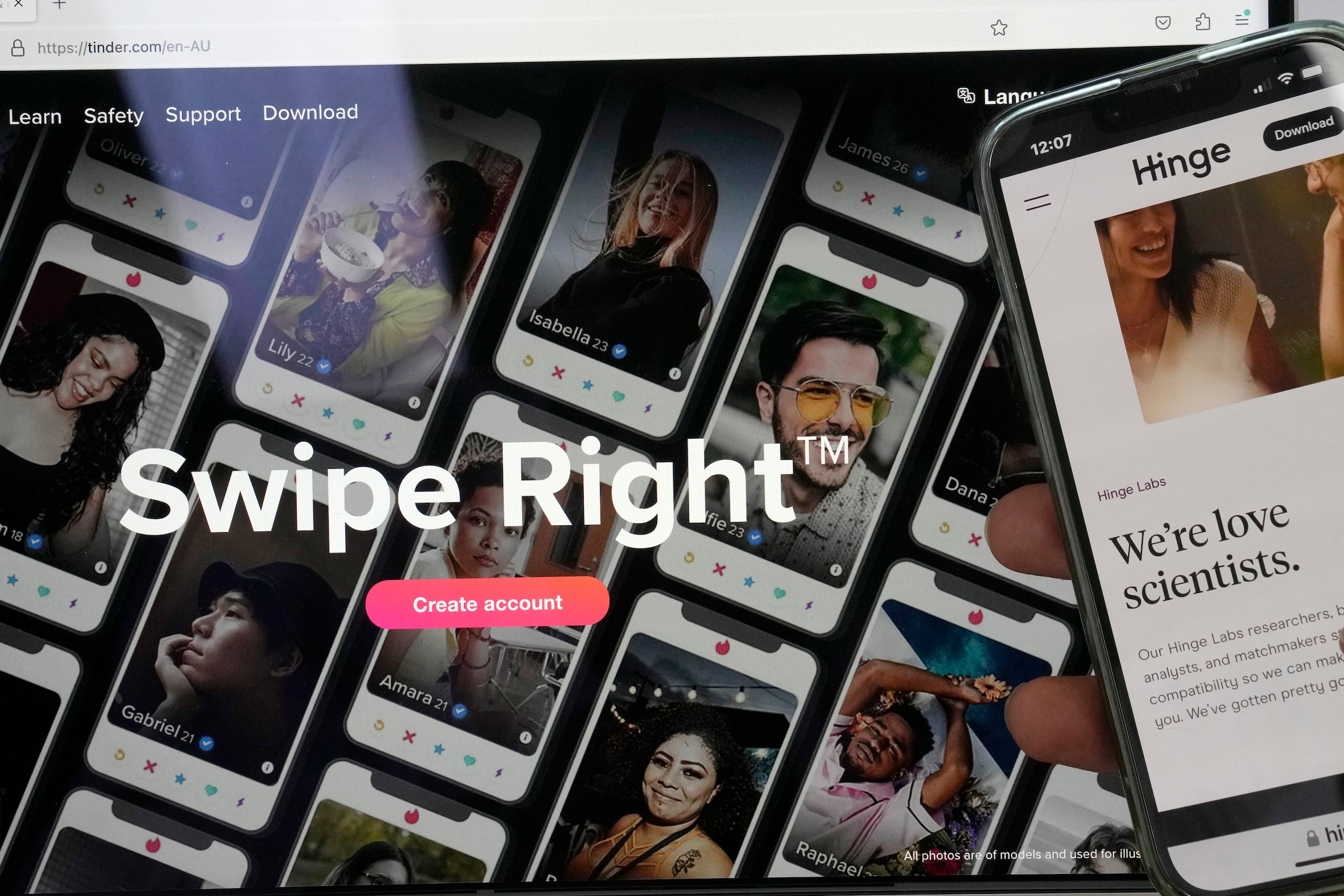 Aplicaciones de citas se ven en una computadora y un celular en Sydney, el lunes 18 de septiembre de 2023.