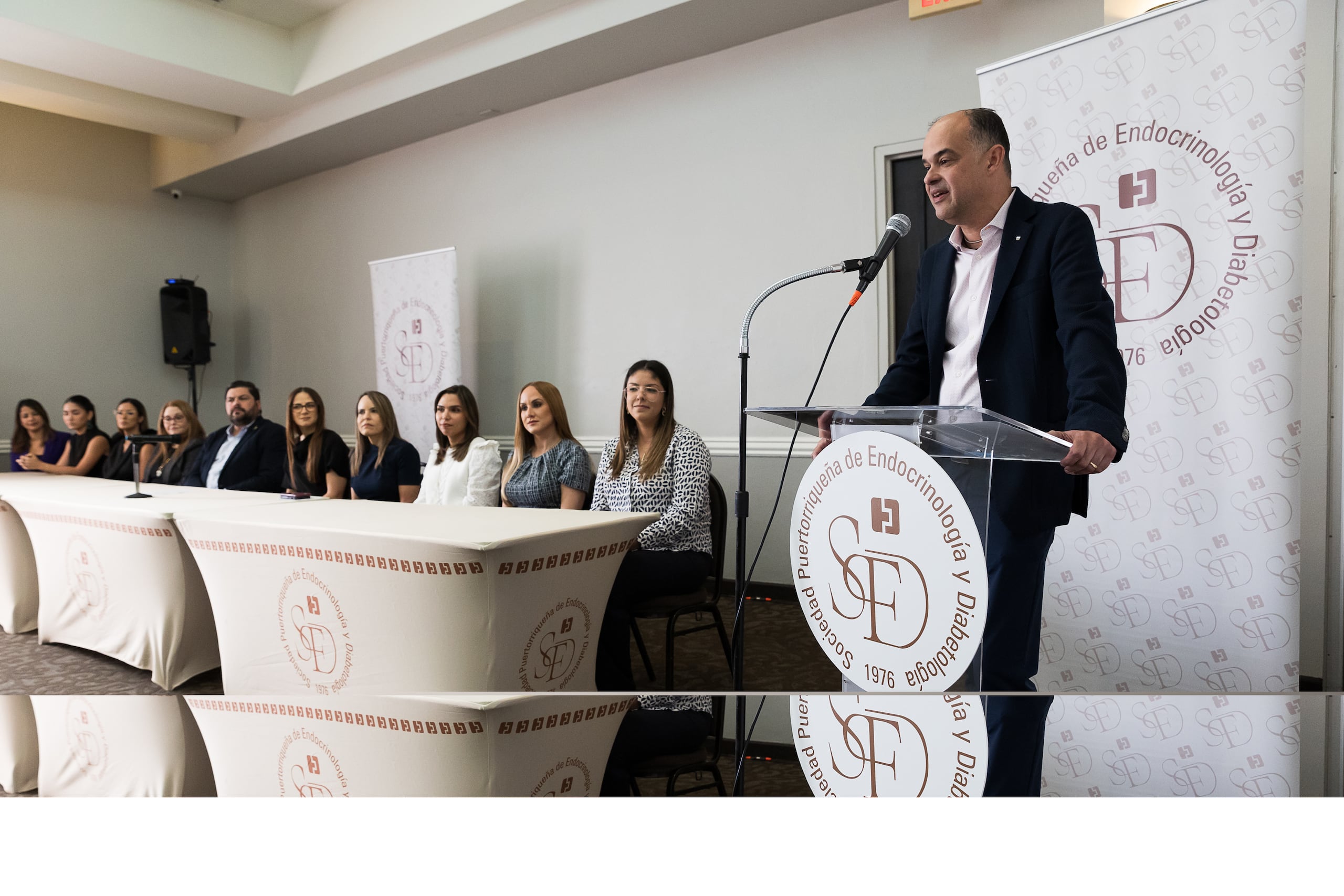 De izquierda a derecha: Dra. Sheila Pérez; Dra. Nicole Canales; Dra. Zahira Lugo; Dra. Melba Feliciano; Dr. Carlos Mellado, secretario de Salud; Dra. Leticia Fernández; Dra. Nancy Agront, directora médica de AbbVie, Puerto Rico; Dra. Marielly Sierra; Dra. Yineli Ortiz; Paola Fernanda Rivera, estudiante de medicina; Dr. José M. García Mateo, presidente de SPED.