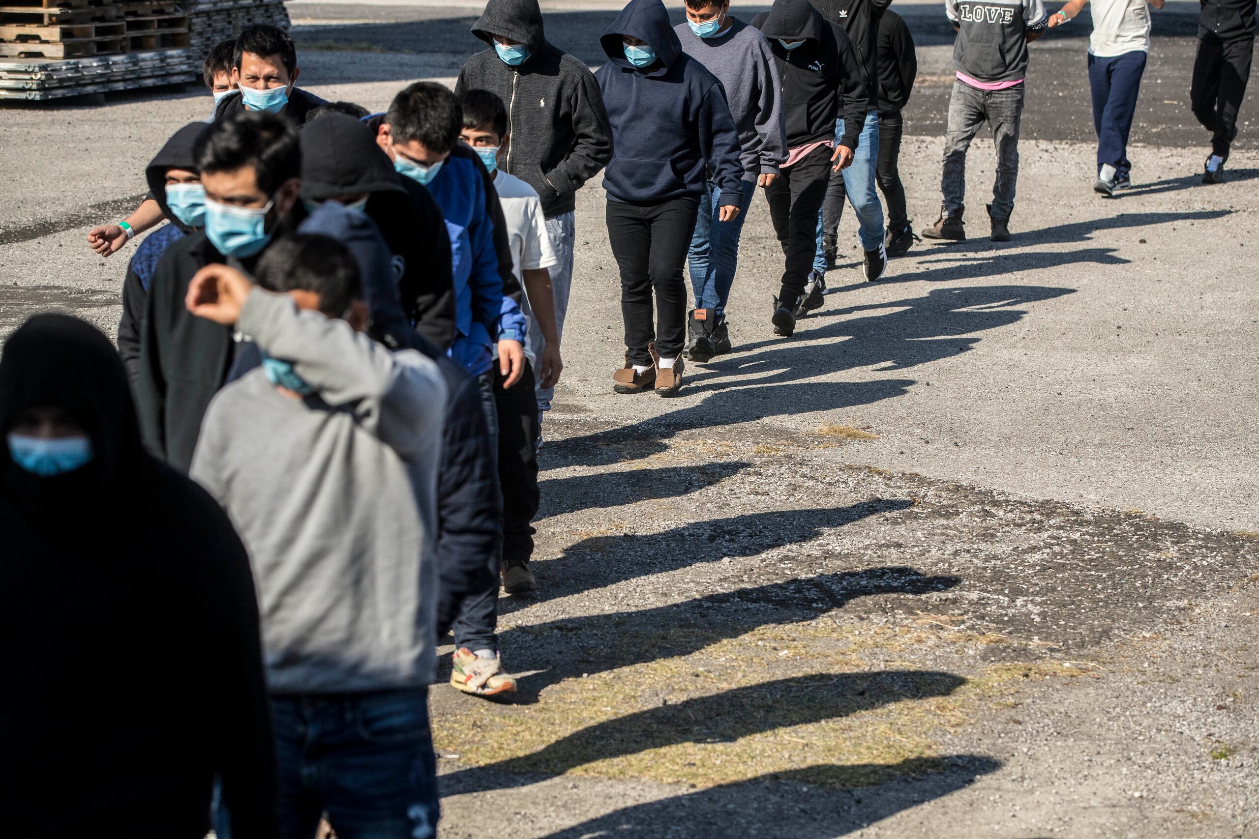 Tras romper relaciones diplomáticas con Venezuela en el 2019, Estados Unidos estaba imposibilitado de enviar los inmigrantes venezolanos a ese país, aunque si podían regresarlos a la frontera con México.