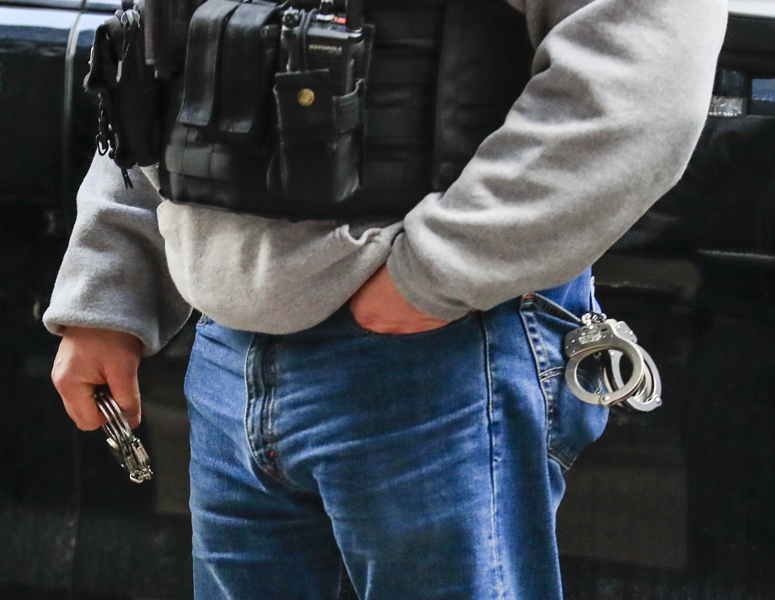 El Policía tenía el arma en un bolsillo del pantalón. EFE/Tannen Maury