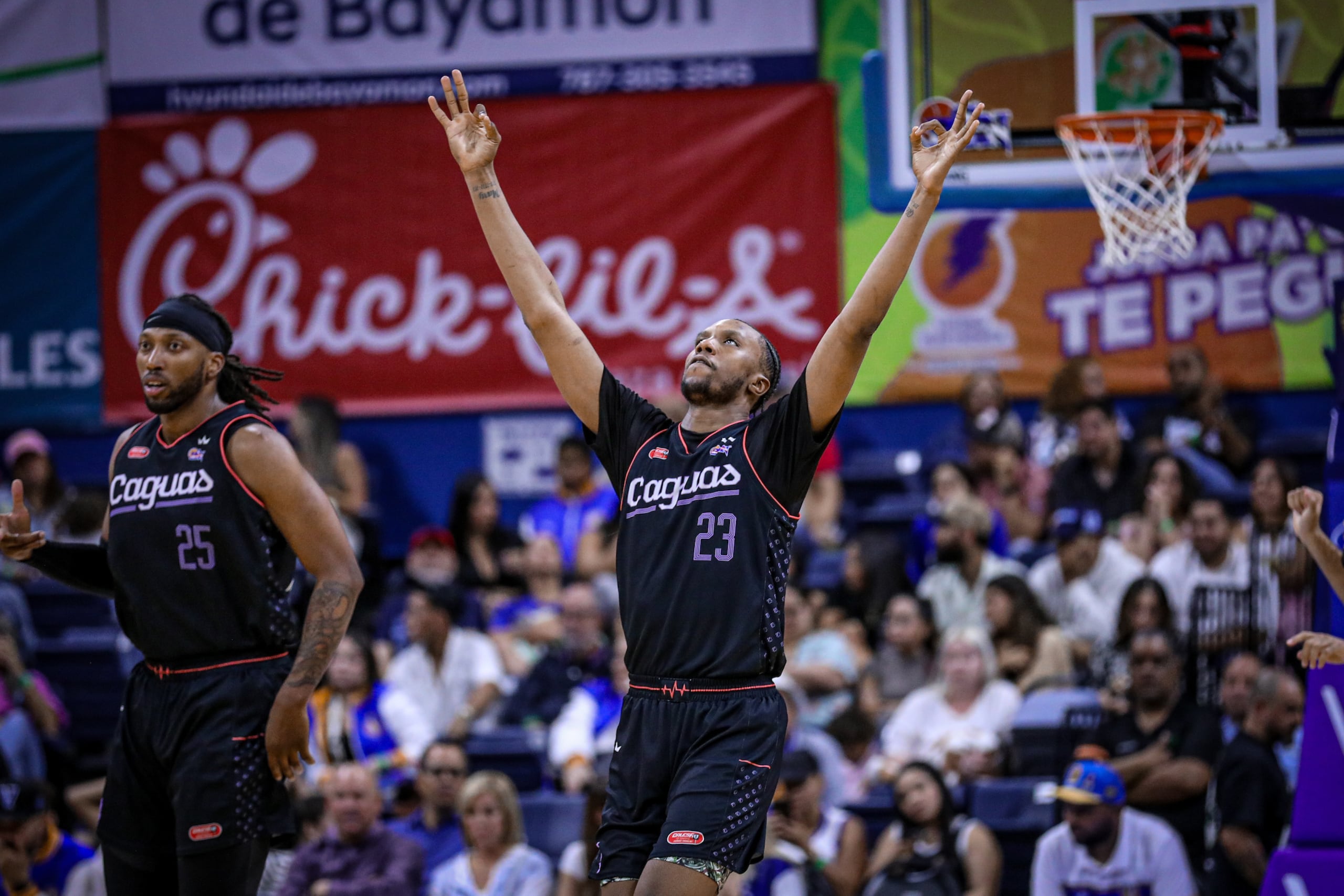 Louis King lidera a los Criollos con aportes de 19.4 puntos por juego.