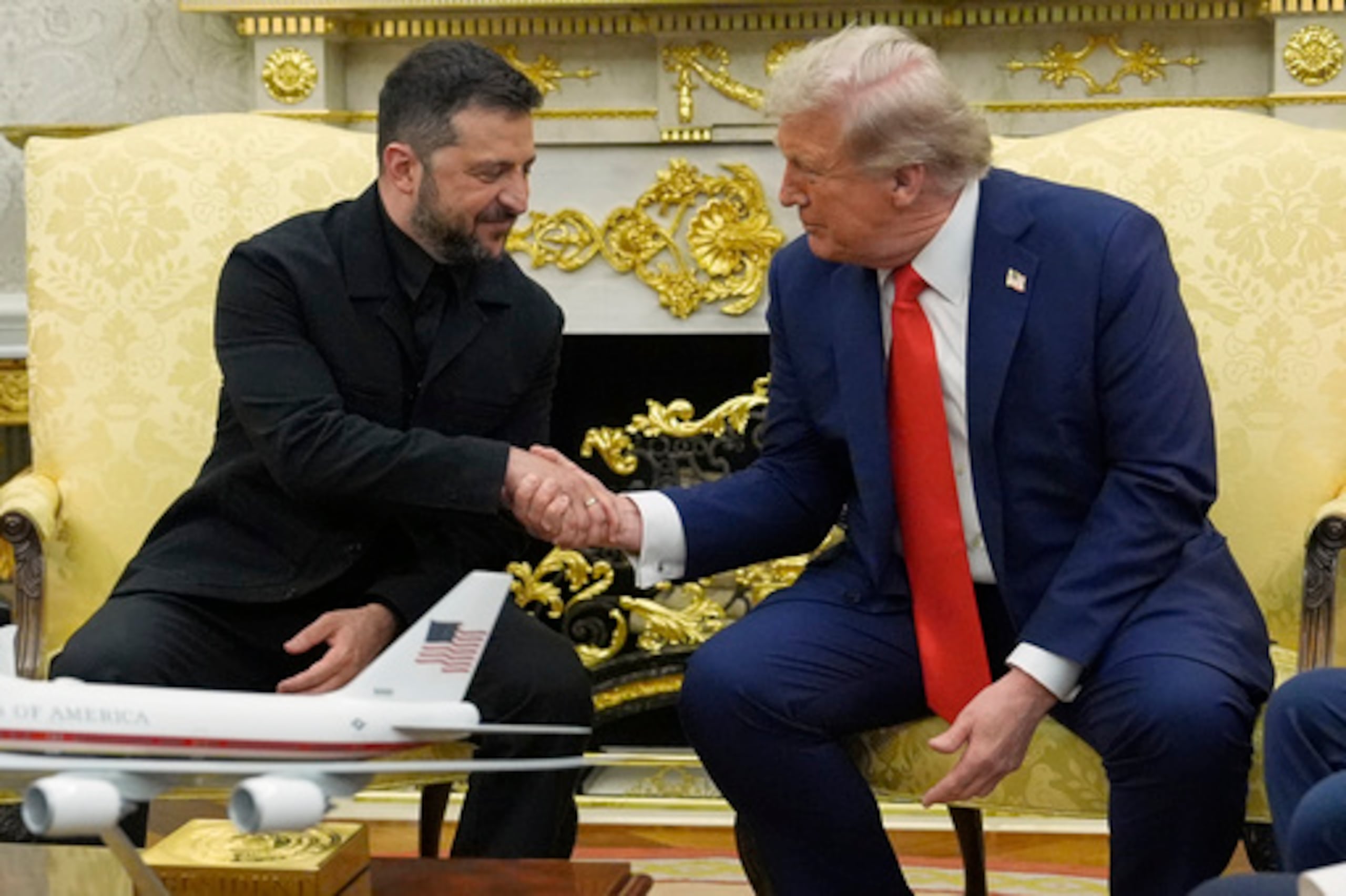El presidente ucraniano, Volodymyr Zelensky, junto al presidente estadounidense, Donald Trump.