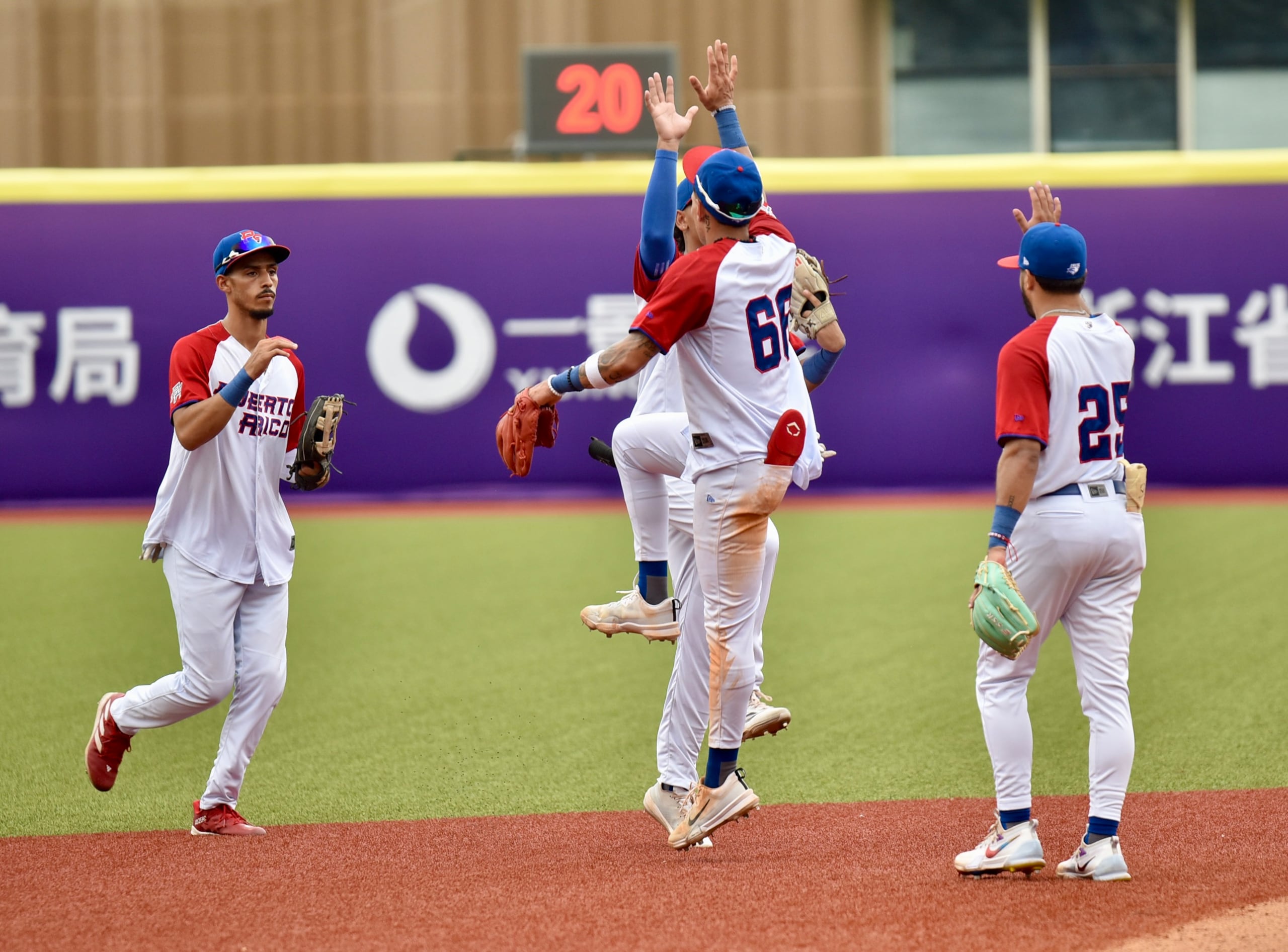 Los boricuas celebran su triunfo sobre Venezuela como preámbulo a jugar en la final por el oro del Mundial Sub-23 en China.
