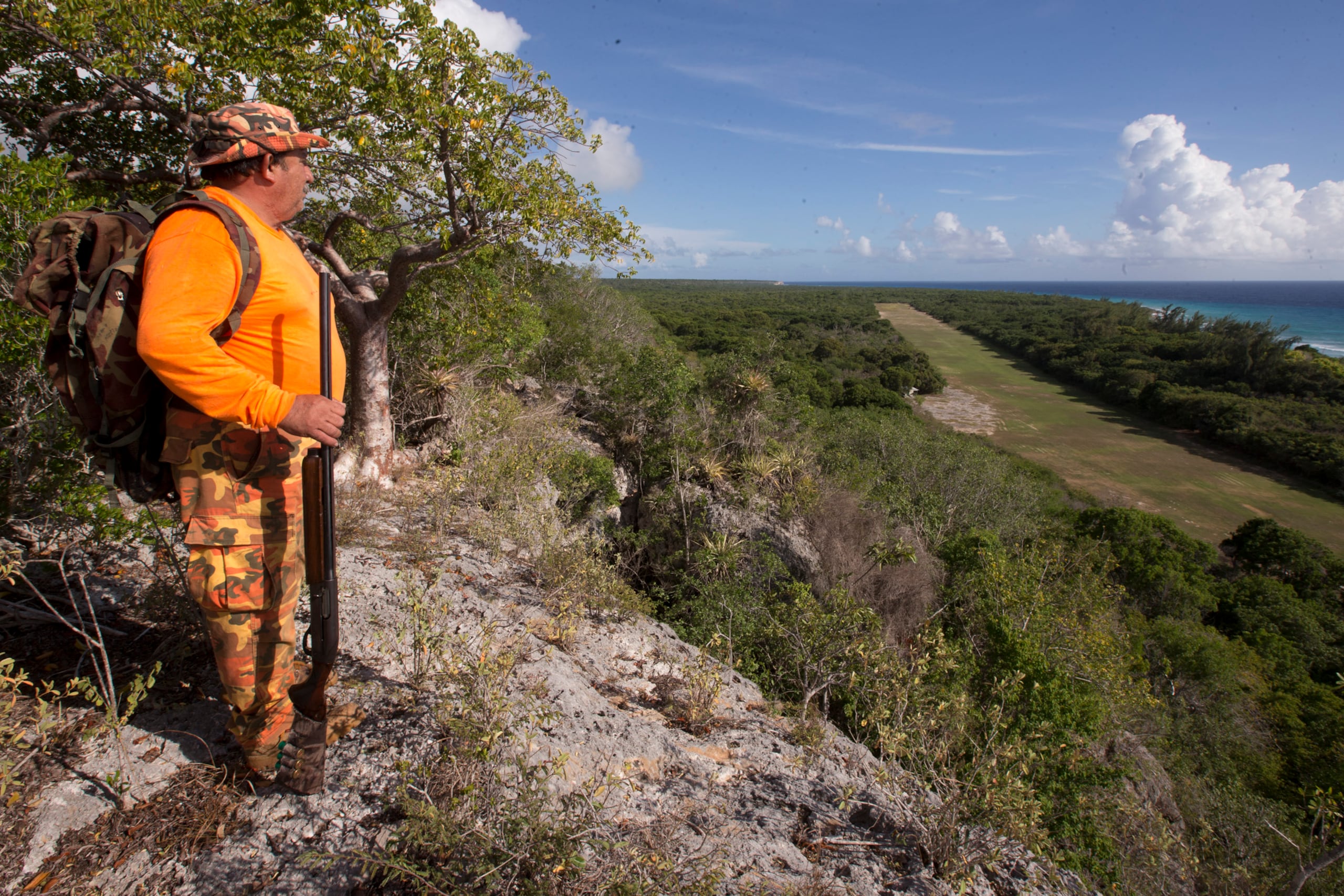 los cazadores tienen que observar unos estrictos protocolos se seguridad, que incluyen medidas tales como el uso de camisas color naranja brillante en todo momento que estén en el monte, y preferiblemente también una gorra del mismo color.