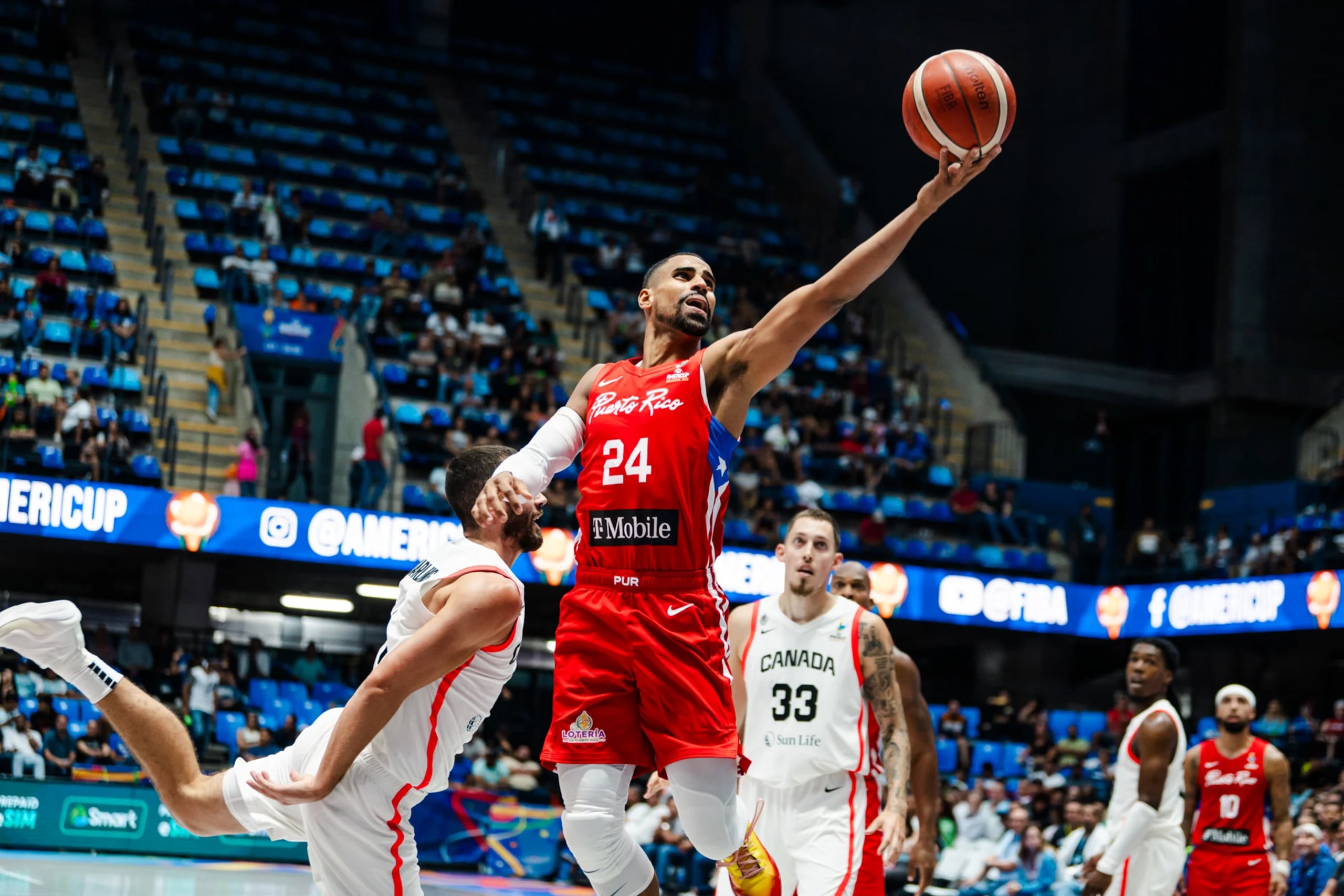 Gian Clavell tira al canasto durante el partido contra Canadá en el torneo AmeriCup.