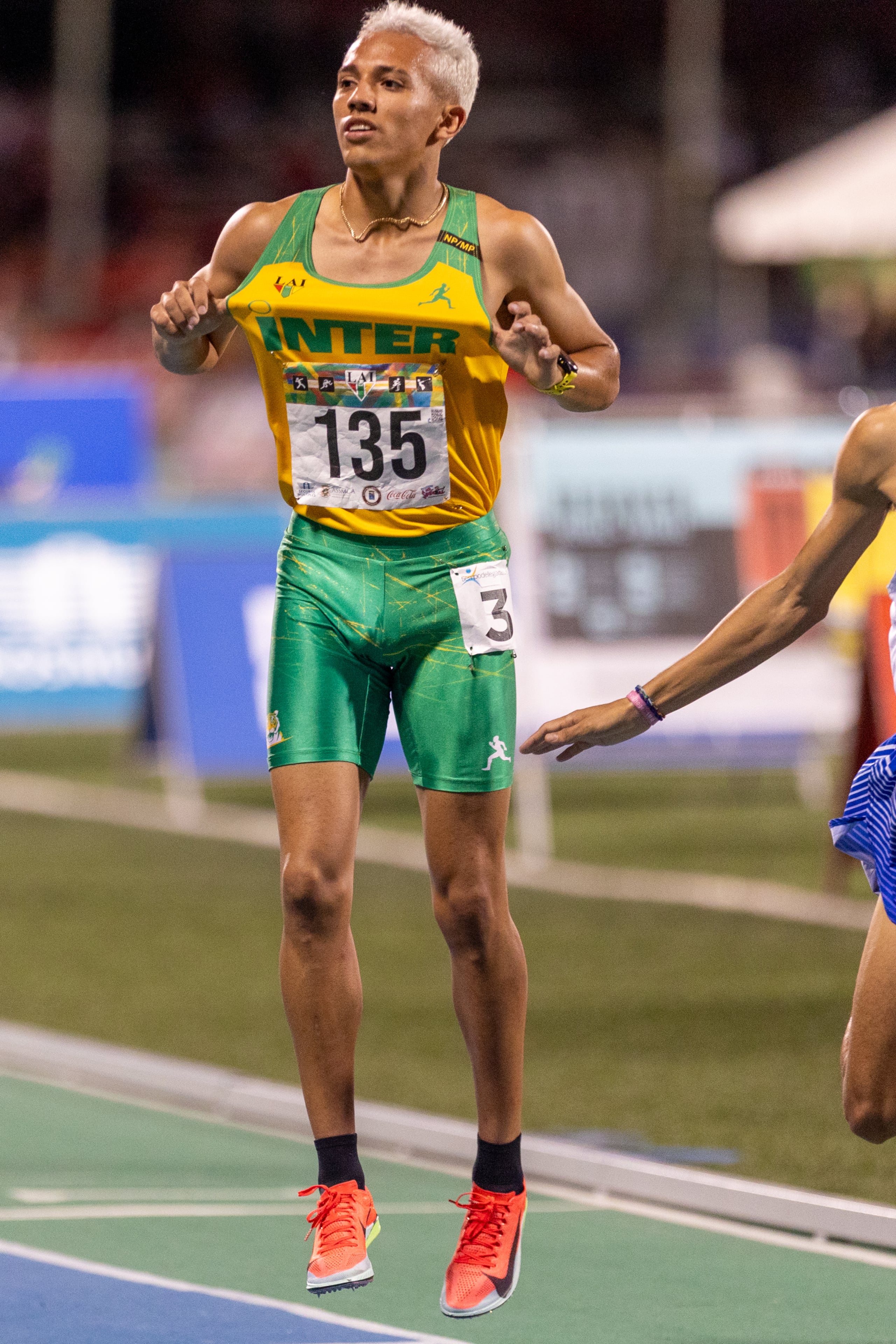 Héctor Pagán, de la Universidad Interamericana de Puerto Rico, celebra su segundo lugar en las Justas de la LAI.