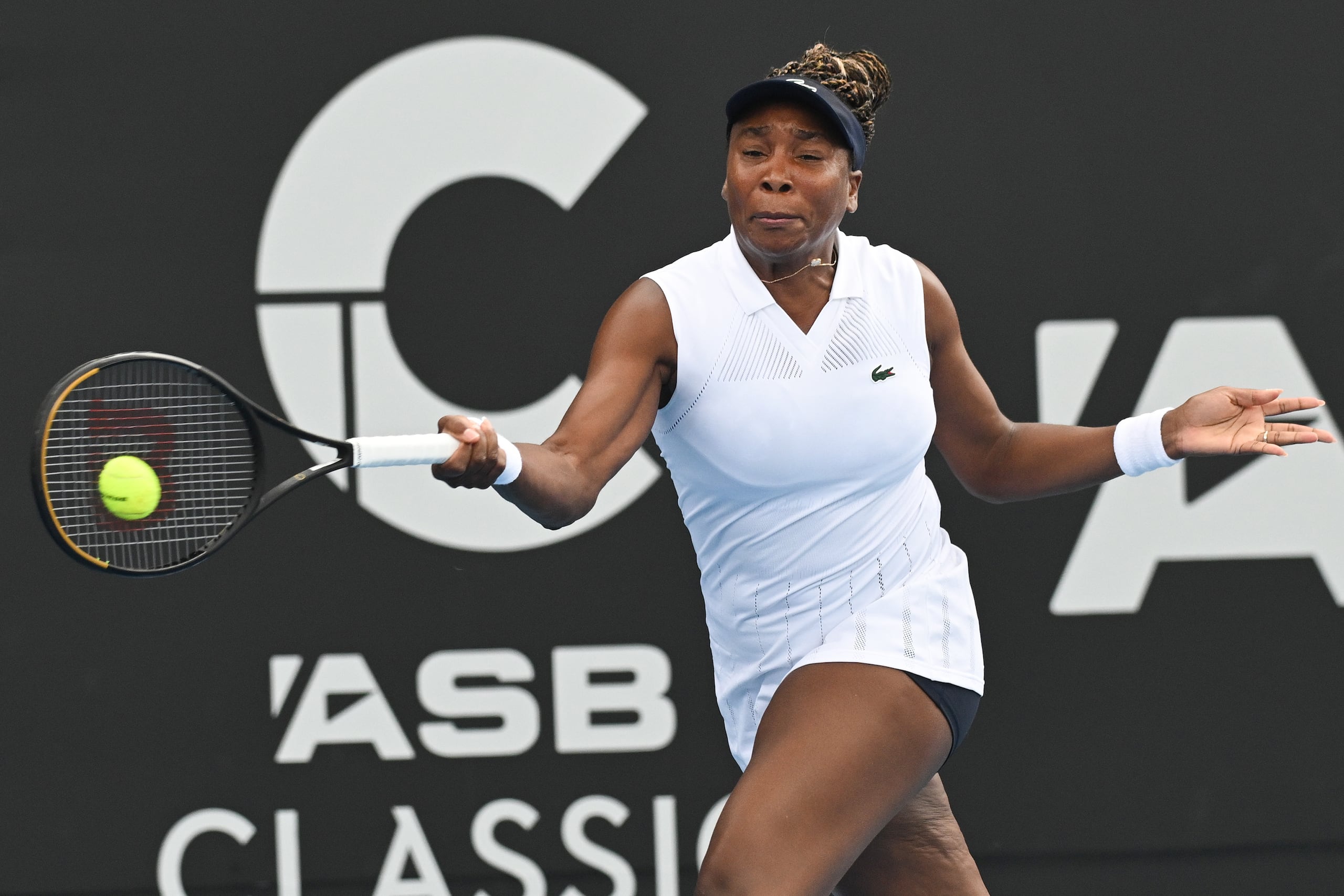 La esradounidense Venus Williams golpea un tiro de derecha ante la polaca Magda Linette, durante su partido de tenis individual, en el torneo ASB Classic, en Auckland, Nueva Zelanda, el martes 6 de junio de 2026. (Andrew Cornaga/Photosport via AP)