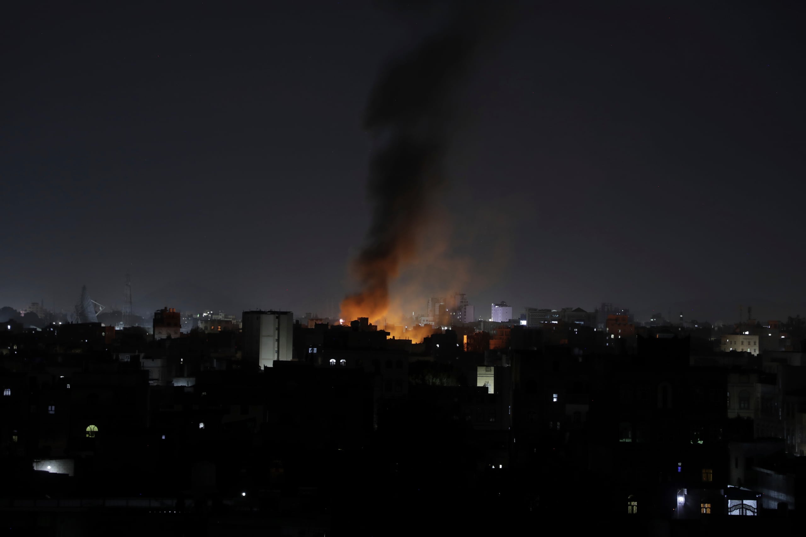 Una columna de humo se alza de un sitio presuntamente atacado por Estados Unidos en Saná, Yemen, el miércoles 19 de marzo de 2025. (AP Foto/Osamah Abdulrahman)