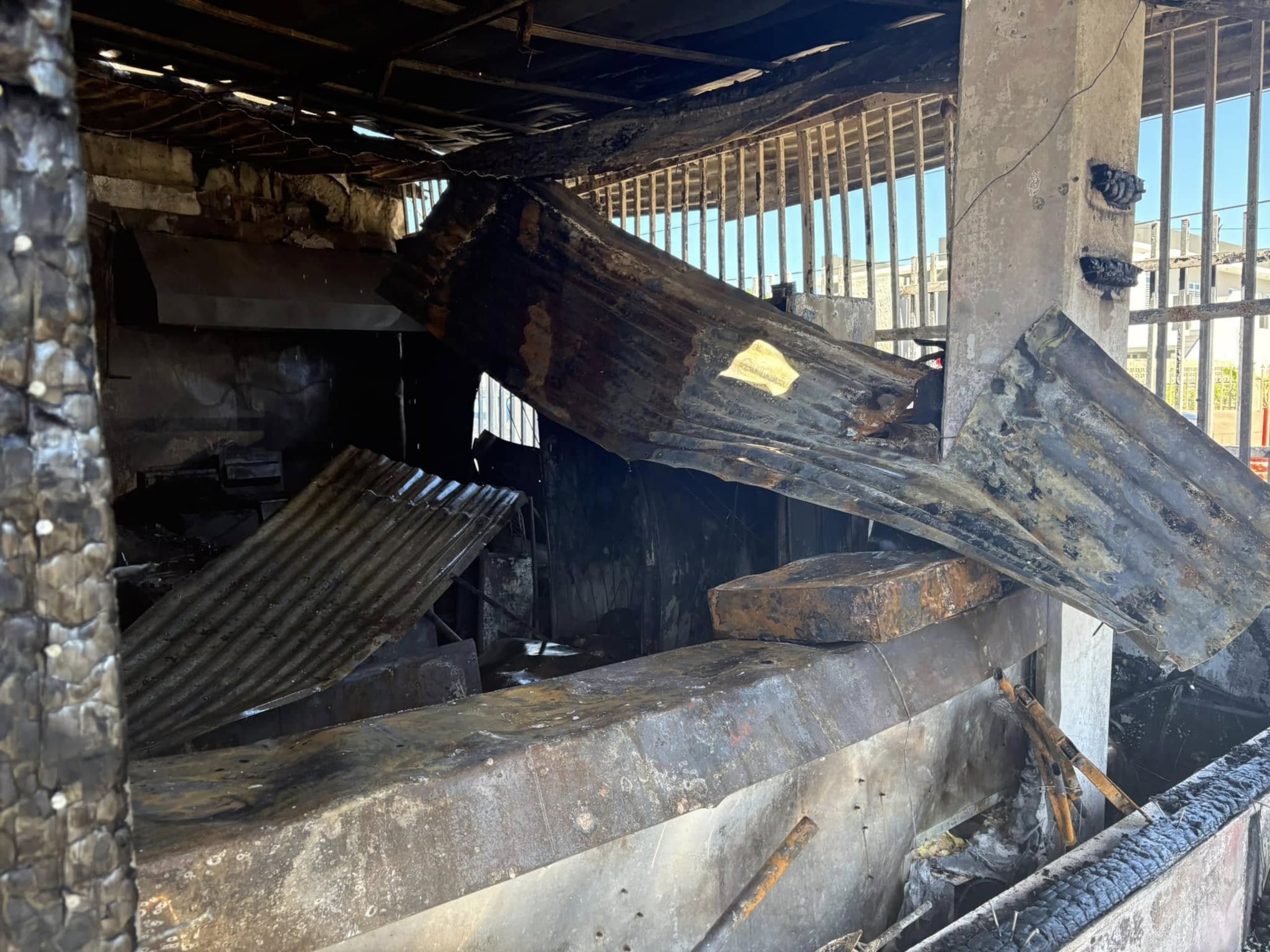 El incendio causó graves daños a por lo menos tres negocios en el área de Combate, en Cabo Rojo.