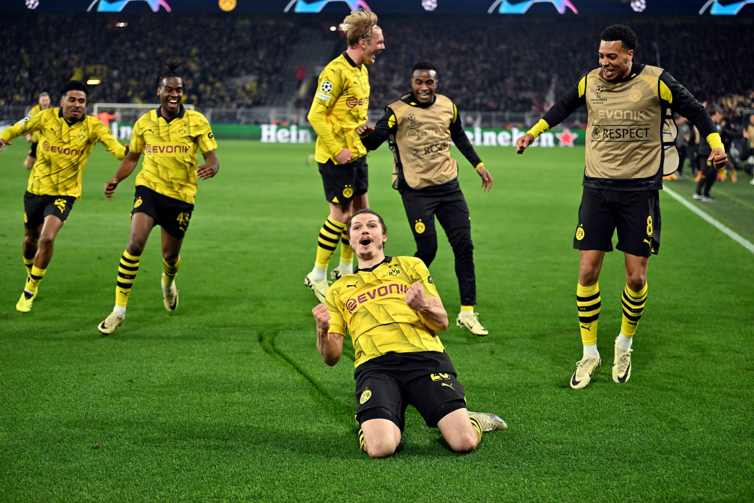 Marcel Sabitzer del Borussia Dortmund celebra con sus compañeros tras anotar el cuarto gol en el duelo de vuelta de los cuartos de final de la Liga de Campeones ante el Atlético de Madrid en el Signal-Iduna Park en Dortmund, Alemania el martes 16 de abril del 2024. (Bernd Thissen/dpa via AP)