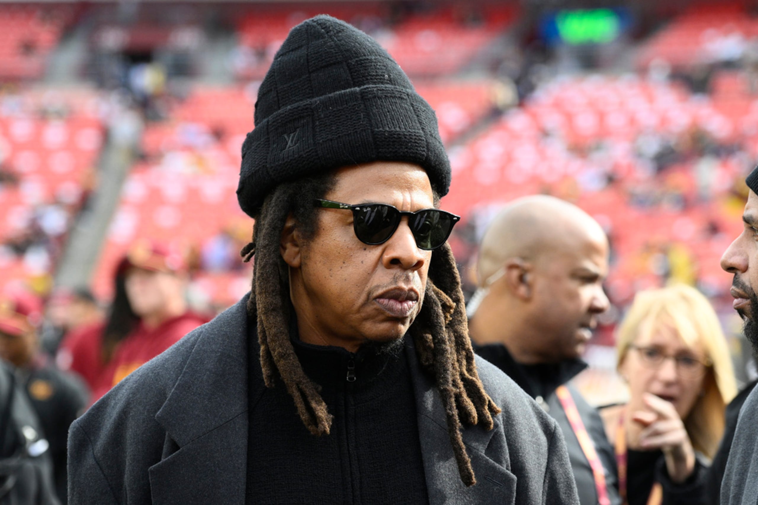 Jay-Z indicó en un comunicado que el artículo demuestra que Tony Buzbee, un abogado especialista en lesiones en Houston, presentó una denuncia falsa contra él por dinero y fama.