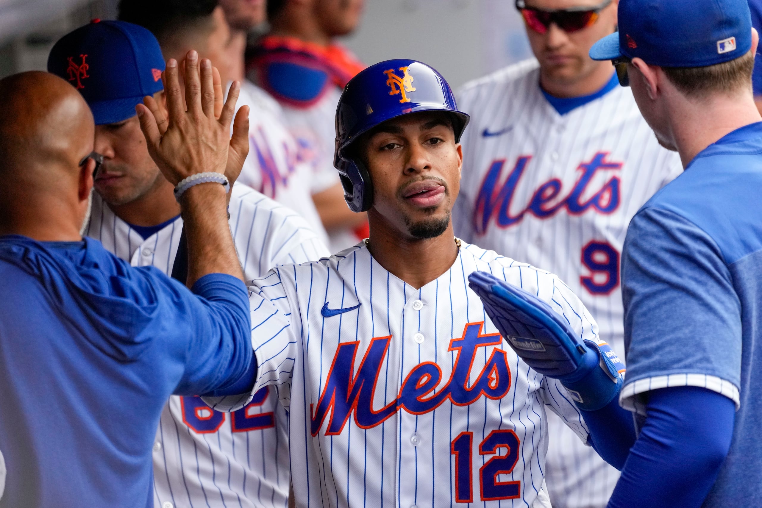 Francisco Lindor celebra con sus compañeros luego de anotar una carrera en la quinta entrada.