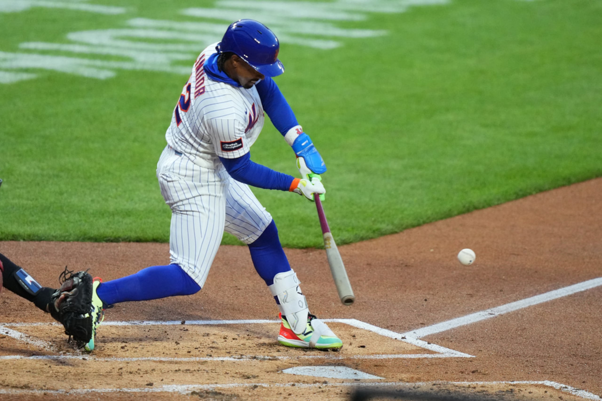 Francisco Lindor, de los Mets de Nueva York, conecta un sencillo impulsador de carrera durante la primera entrada de un juego de béisbol contra los Mellizos de Minnesota el 22 de abril de 2026 en Nueva York.