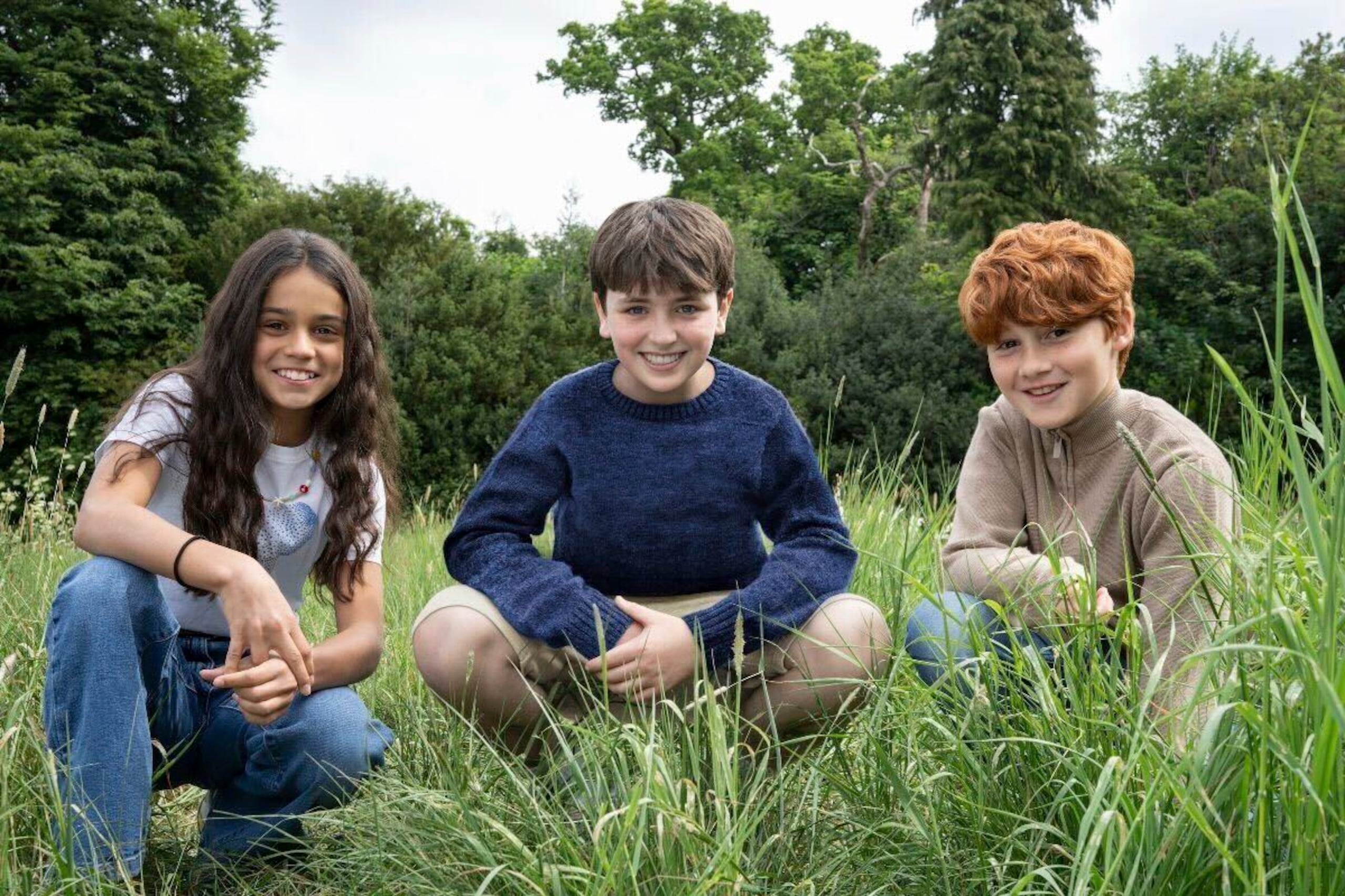 Esta imagen difundida por HBO muestra a los actores, de izquierda a derecha, Arabella Stanton, Dominic McLaughlin y Alastair Stout, quienes interpretarán a Hermione Granger, Harry Potter y Ron Weasley en la serie de HBO "Harry Potter".