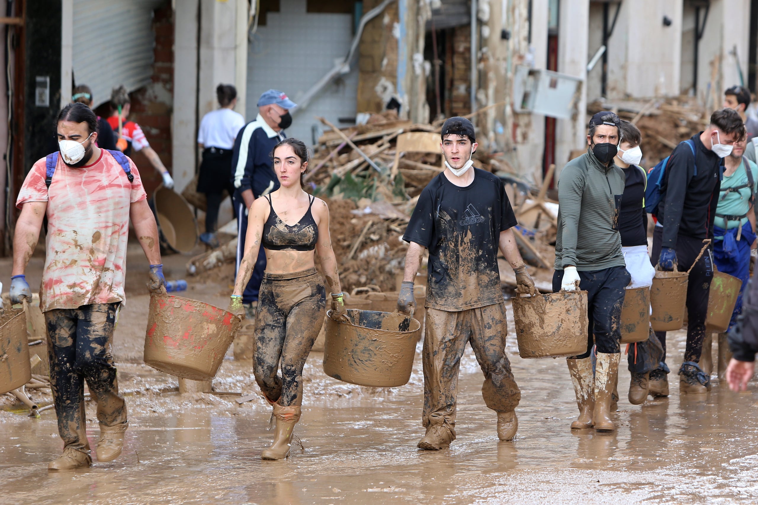 Muchas personas siguen sin agua potable cinco días después de las inundaciones.