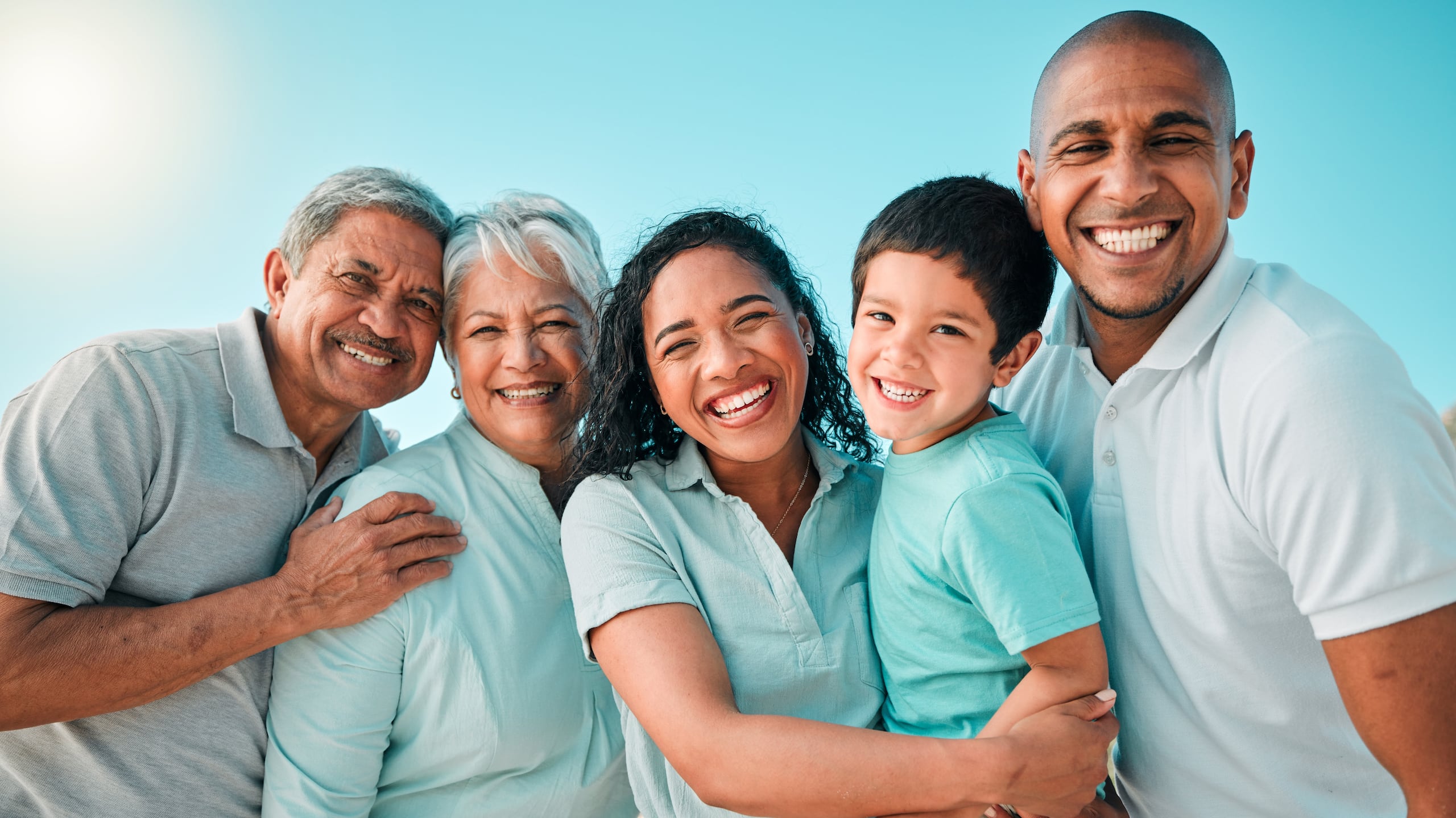 La relación con los abuelos refuerza el sentido de pertenencia y conexión familiar, ofreciendo un vínculo especial que contribuye a la identidad del niño.