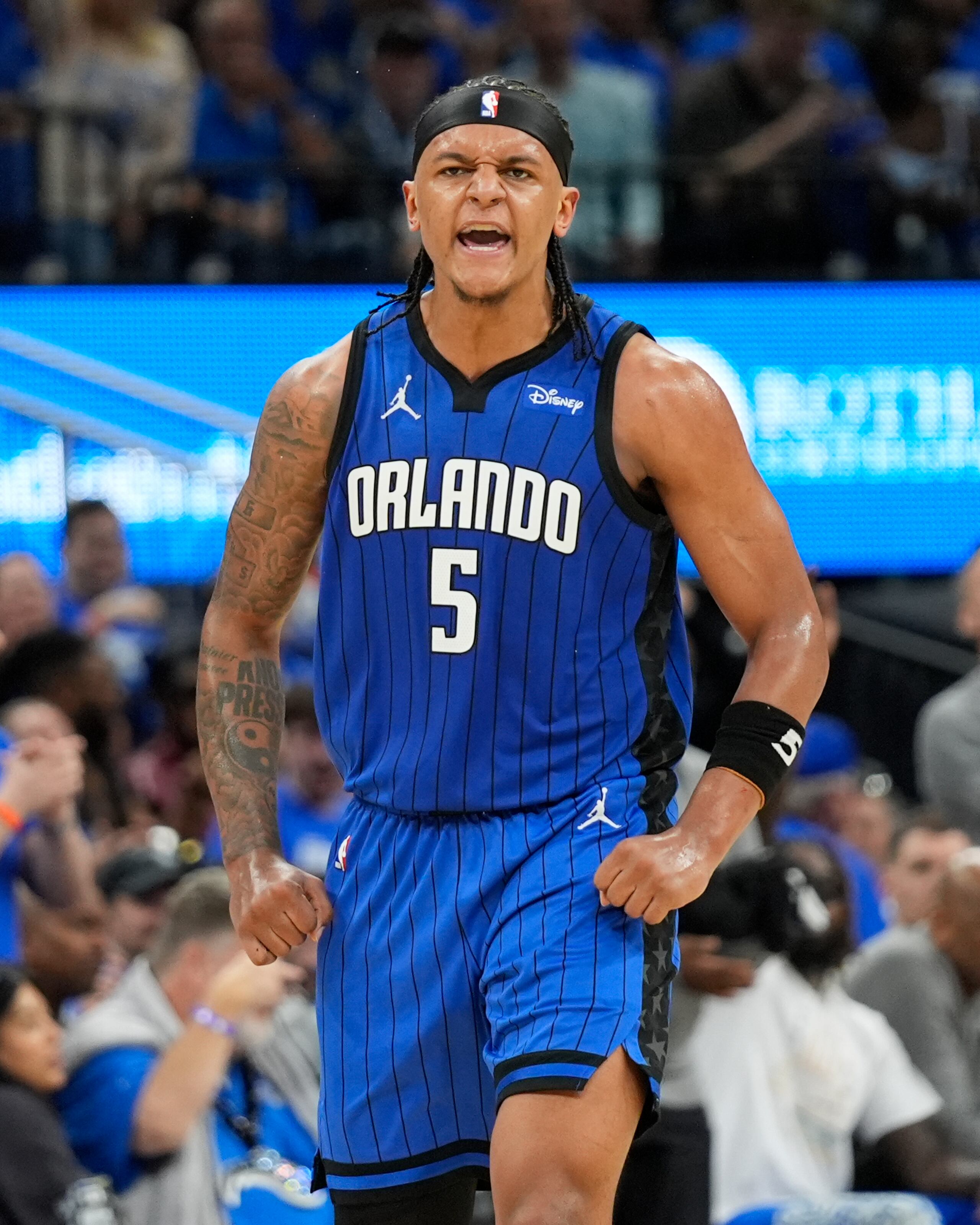 Paolo Banchero, del Magic de Orlando, celebra después de anotar un triple frente a los Cavaliers de Cleveland.