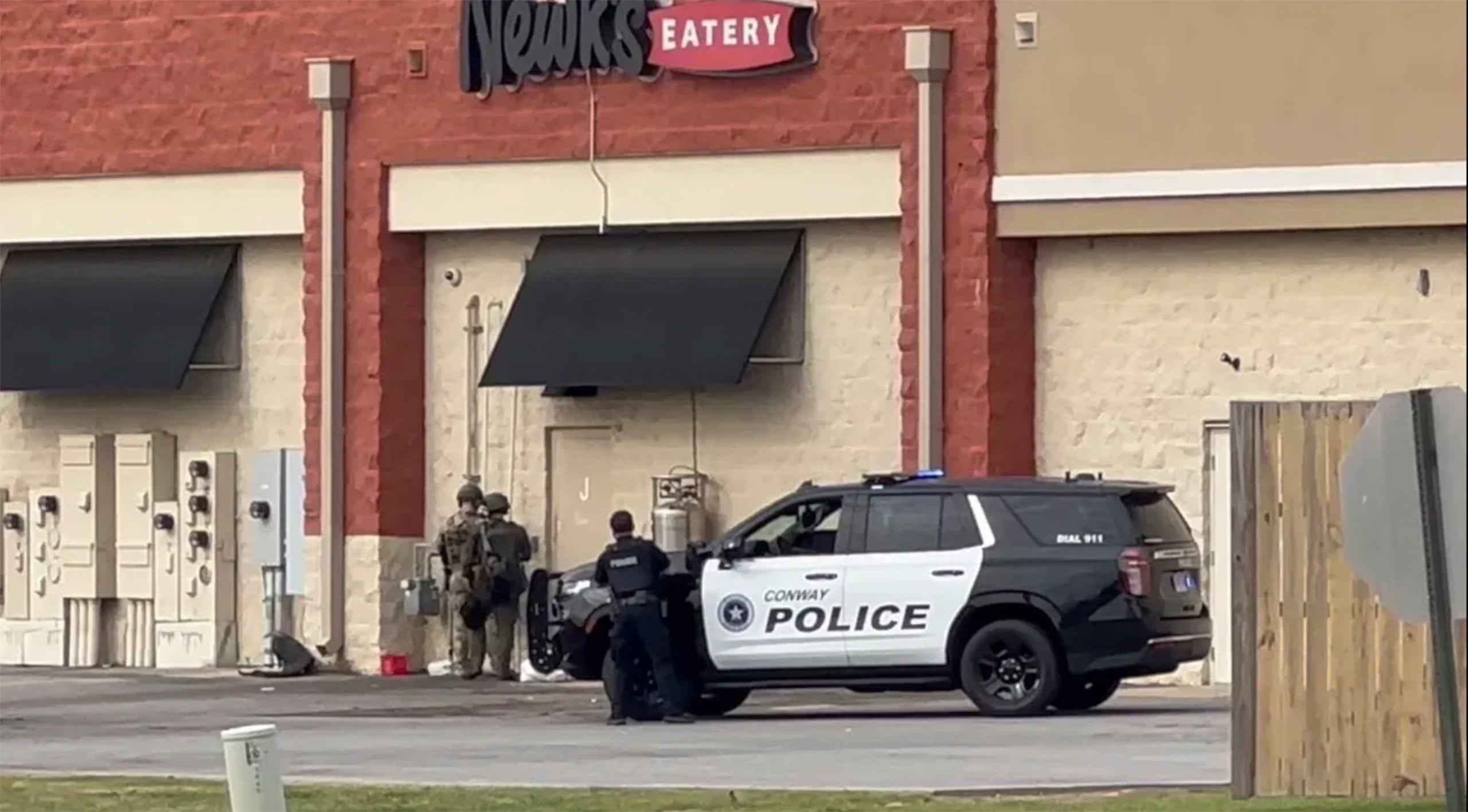 Vehículos policiales en el centro comercial Lewis Crossing Shopping Center en Conway, Arkansas, el 6 de abril de 2024. . (KATV via AP)