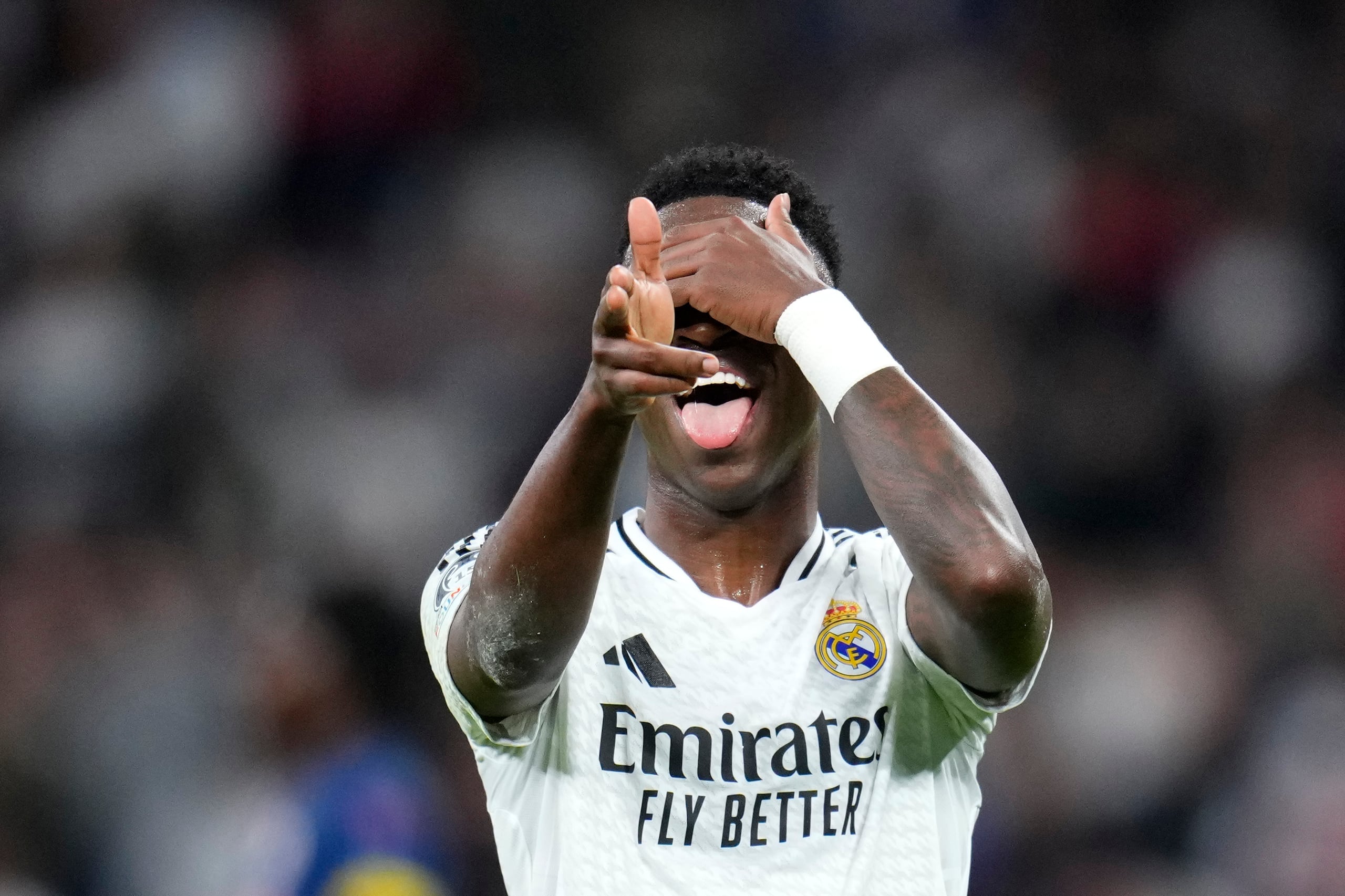 Vinícius Júnior celebra después de anotar el quinto gol de su equipo durante el partido de la primera fase de la Liga de Campeones entre Real Madrid y Salzburgo en el estadio Santiago Bernabéu, en Madrid.