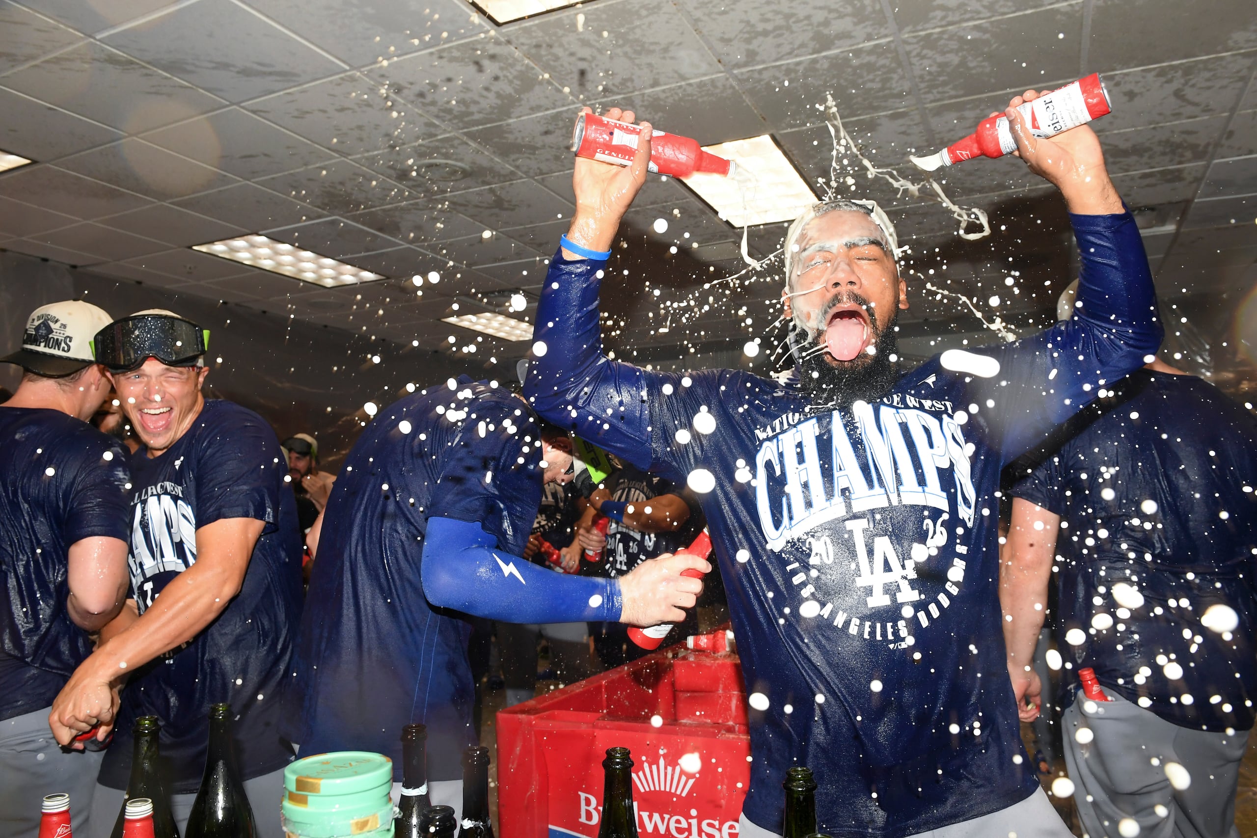 El jardinero dominicano Teoscar Hernández celebra bañándose en cervezas el campeonato divisional de los Dodgers