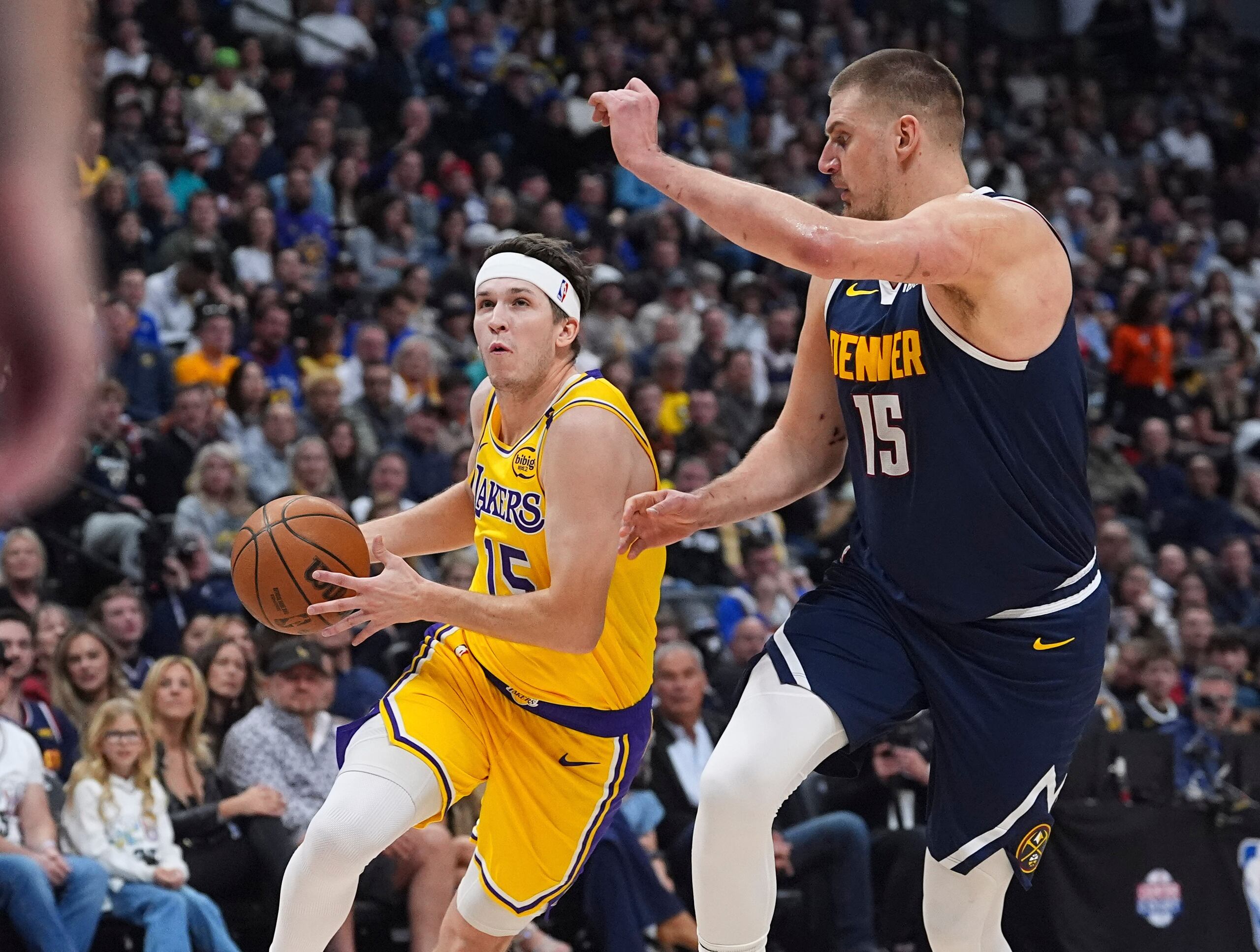 Austin Reaves, de los Lakers de los Ángeles, busca atacar al canasto frente a Nikola Jokic, de los Nuggets de Denver.