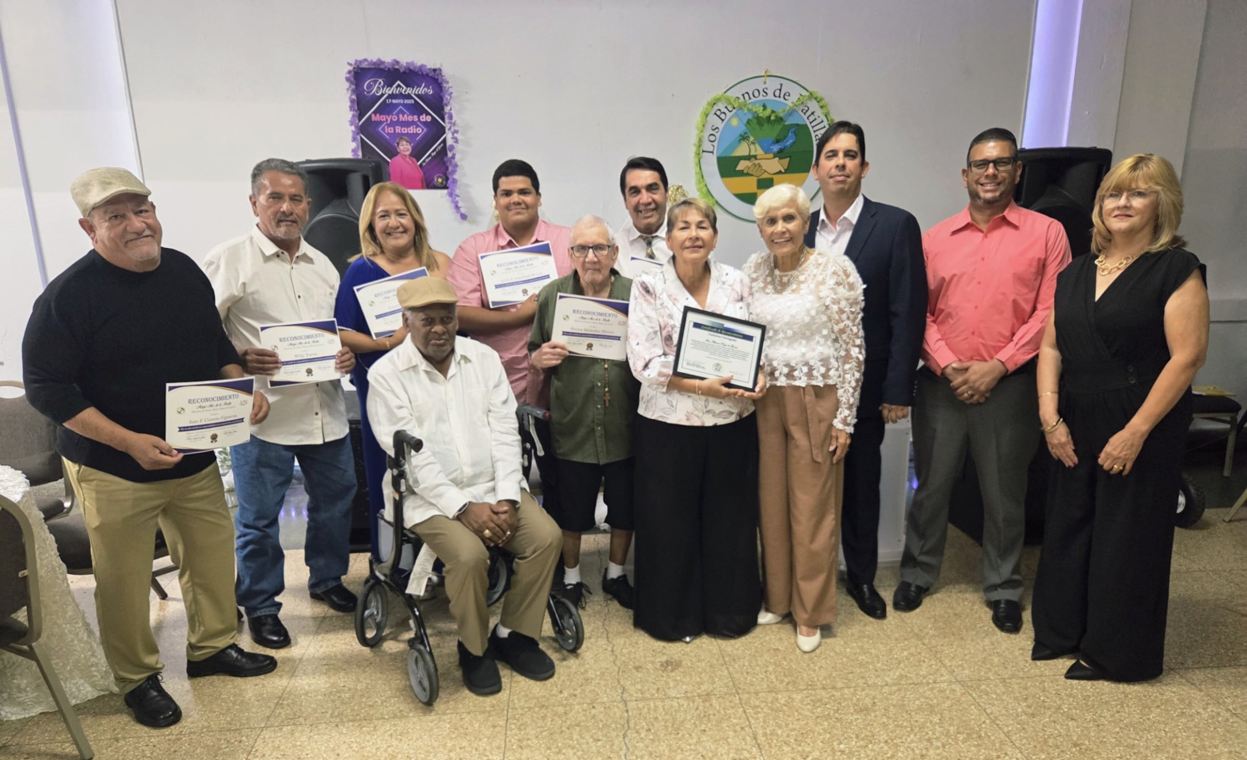 De izquierda a derecha. José Cintrón, Willie Torres, sentado Tito Lebrón, Conchi León, Jamal Latalladi, Héctor Meléndez Montes, Eduardo Huertas Alicea, la homenajeada Blanca Reyes de García, la Dra. Ruthy Reyes, Ricky y Erick García, y Carmen Judith Díaz.