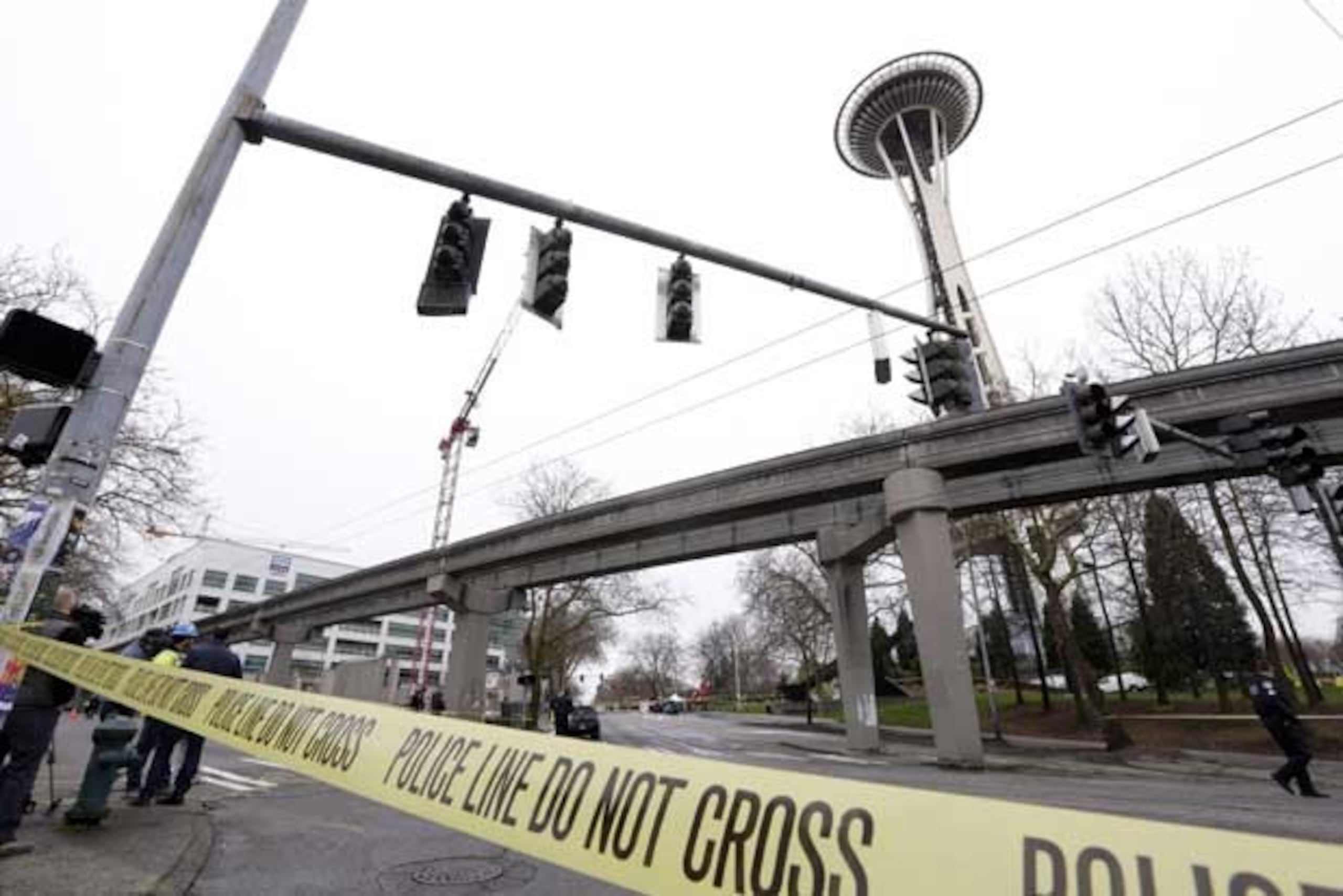 Un helicóptero de los noticieros de la televisora KOMO cayó a tierra hoy cerca de la emblemática torre Space Needle de Seattle. (Prensa Asociada)