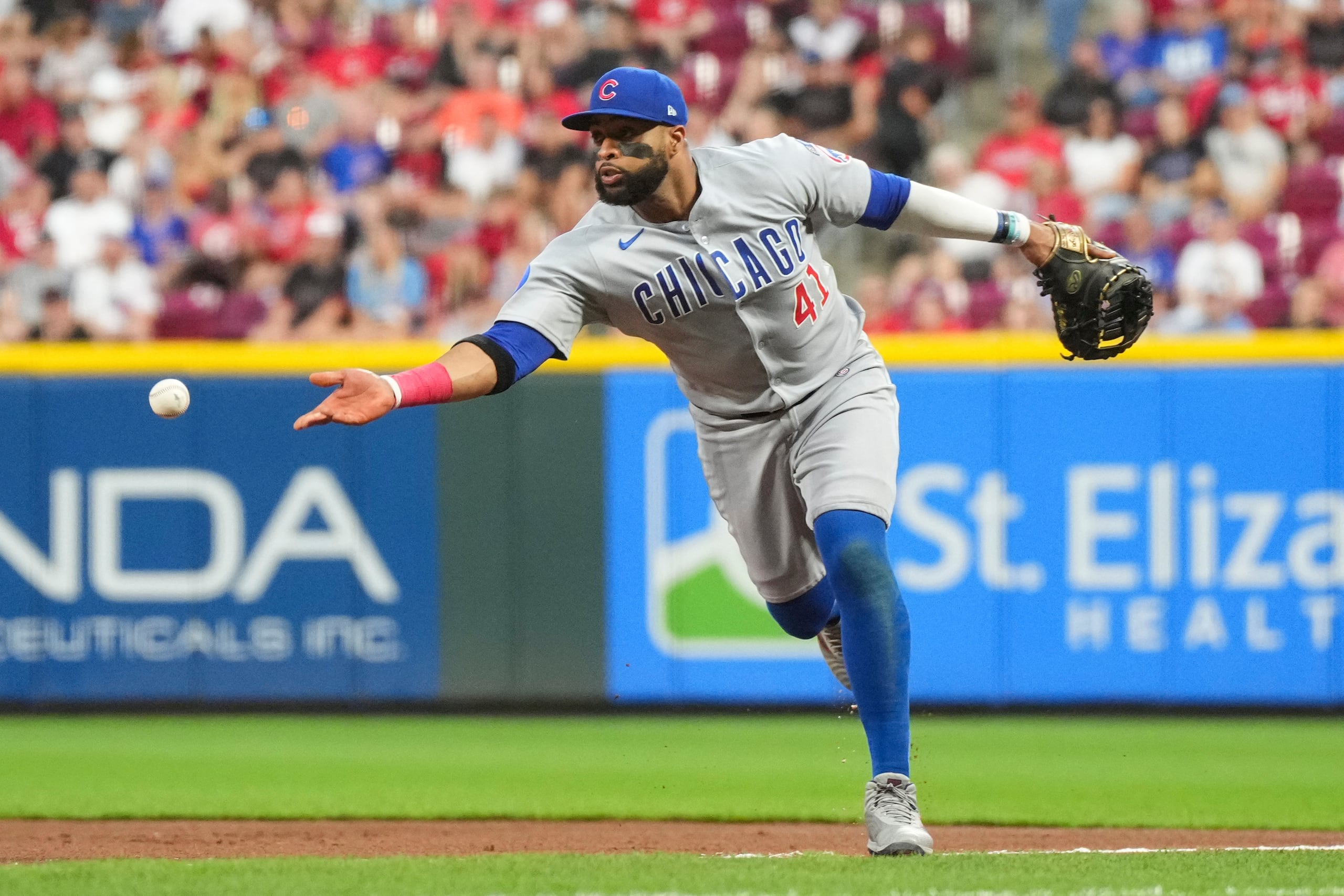 El dominicano Carlos Santana terminó la pasada temporada jugando para los Cubs de Chicago.