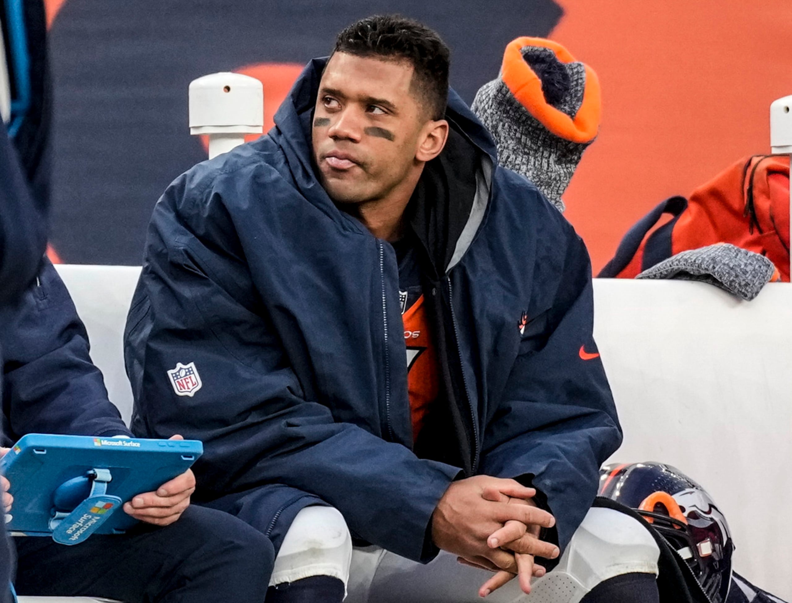 Russell Wilson, quarterback de los Broncos de Denver, aparece aquí en la banca durante la segunda mitad del juego de la NFL en contra de los Chargers de Los Ángeles, el domingo 31 de diciembre de 2023, en Denver.