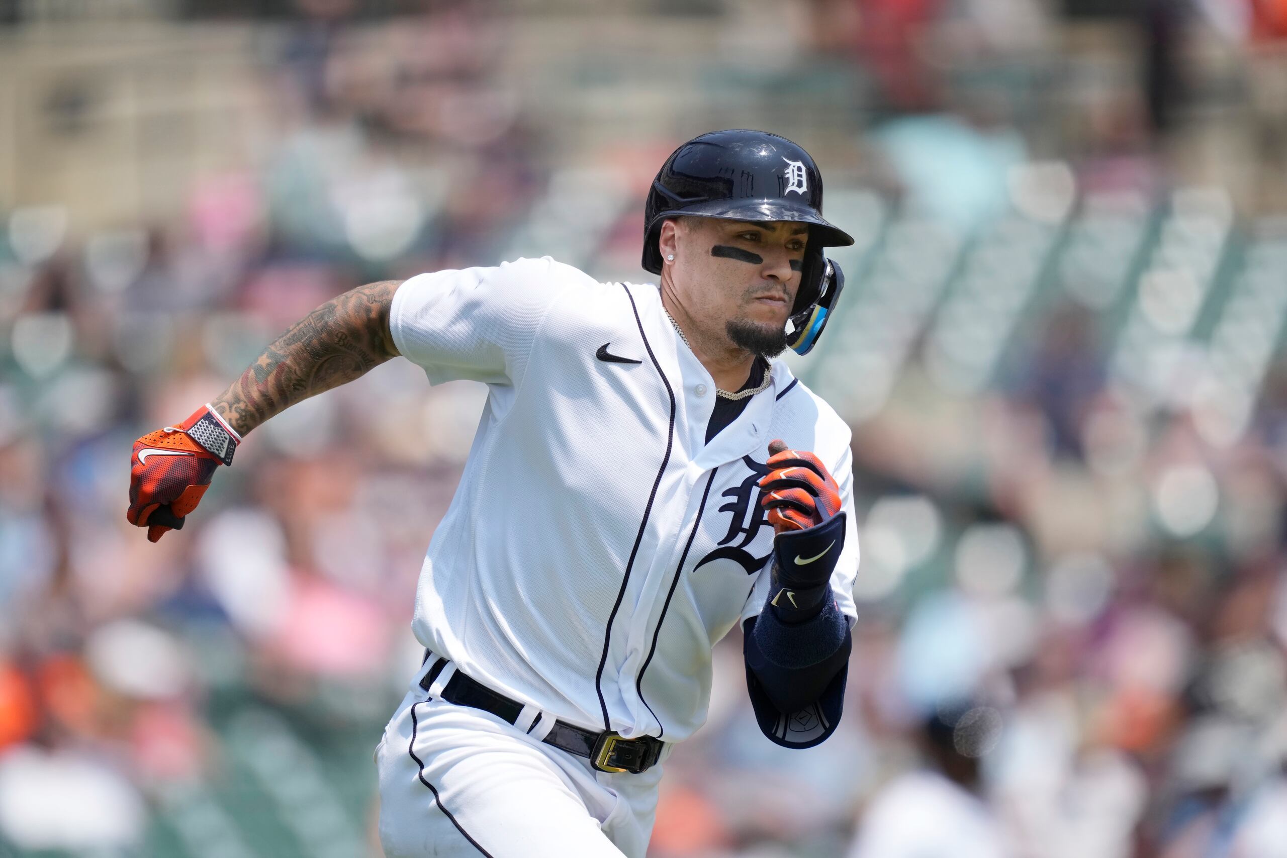 Javier Báez, de los Tigers de Detroit, se dirige a base tras conectar un sencillo remolcador ante los Royals de Kansas City durante el choque del miércoles.