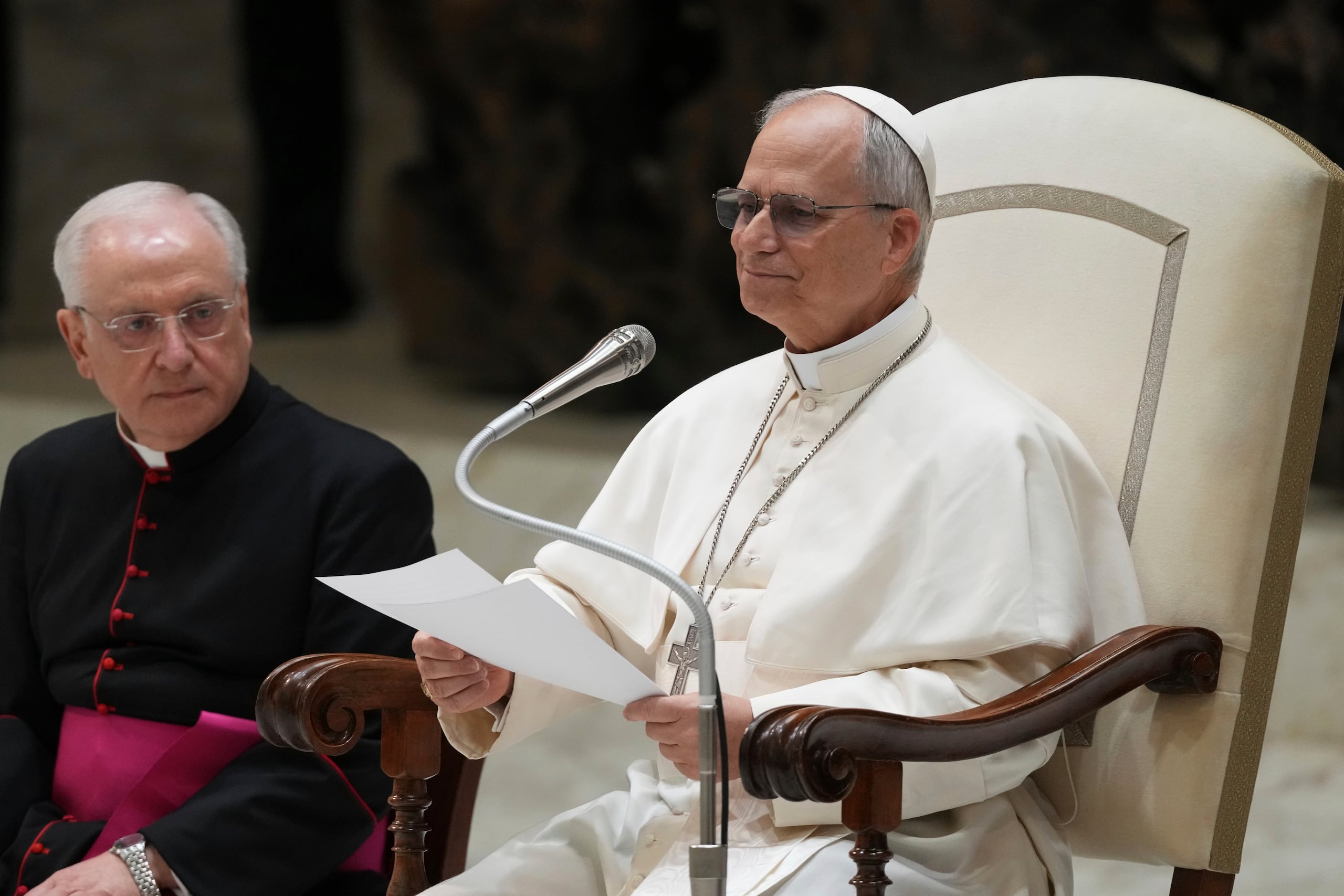 El papa León XIV durante su primera reunión con medios internacionales de comunicación.