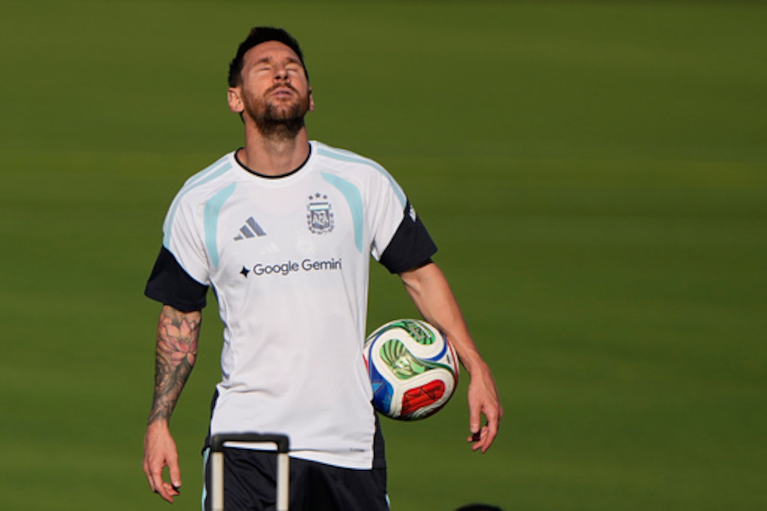 El argentino Lionel Messi entrena para el Mundial de fútbol de la FIFA el jueves 11 de junio de 2026 en Kansas City, Kansas. (Foto AP/Charlie Riedel)