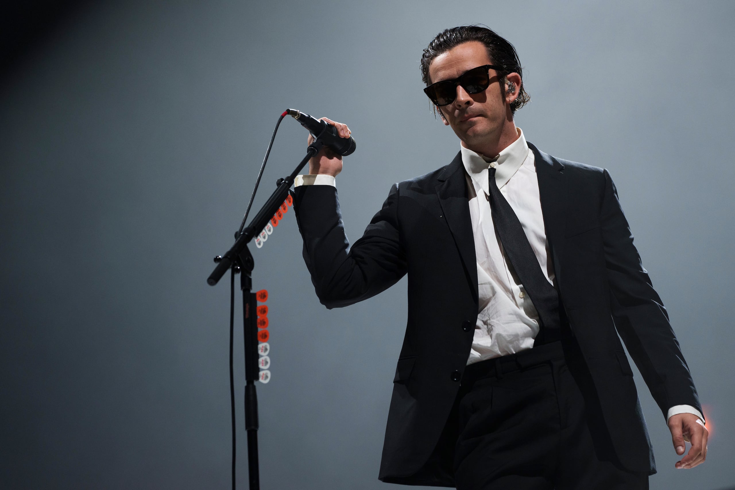 Esta no es la primera vez que Healy defiende los derechos de la comunidad gay desde el escenario. En 2019, besó a un fan durante un concierto en Emiratos Árabes Unidos, donde la homosexualidad también es penalizada.