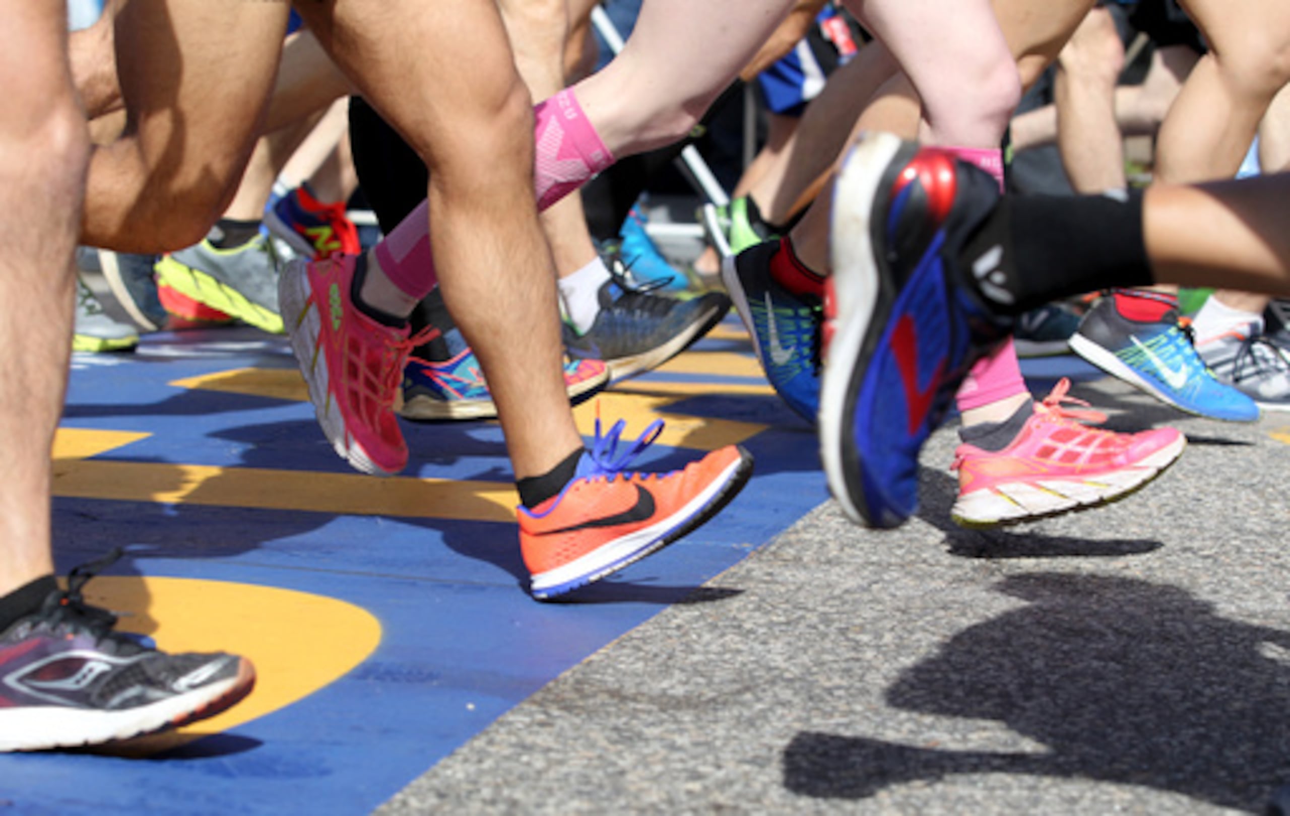 ARCHIVO - Una colorida colección de zapatos cruza la línea de salida en el inicio del Maratón de Boston 2017 en Hopkinton, Massachusetts, el lunes 17 de abril de 2017. (AP Photo/Mary Schwalm, archivo)