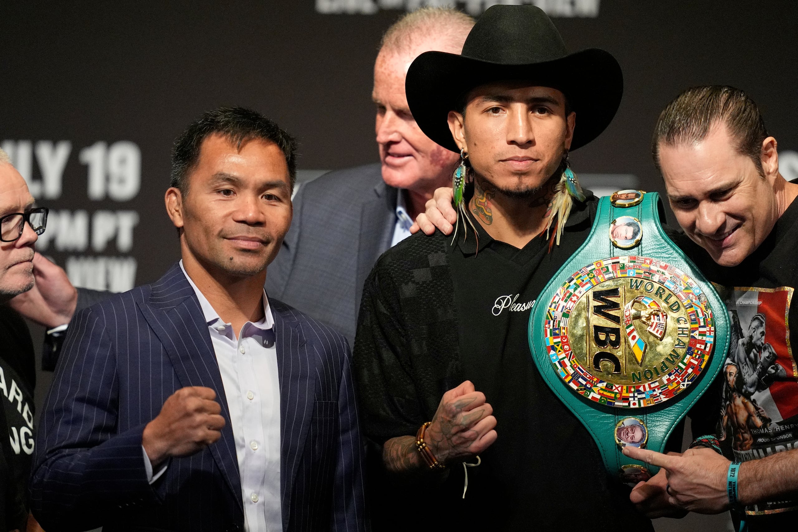Manny Pacquiao y Mario Barrios posan en una conferencia de prensa, el miércoles 16 de julio de 2025, en Las Vegas, de cara a su pelea por el campeonato welter del CMB.