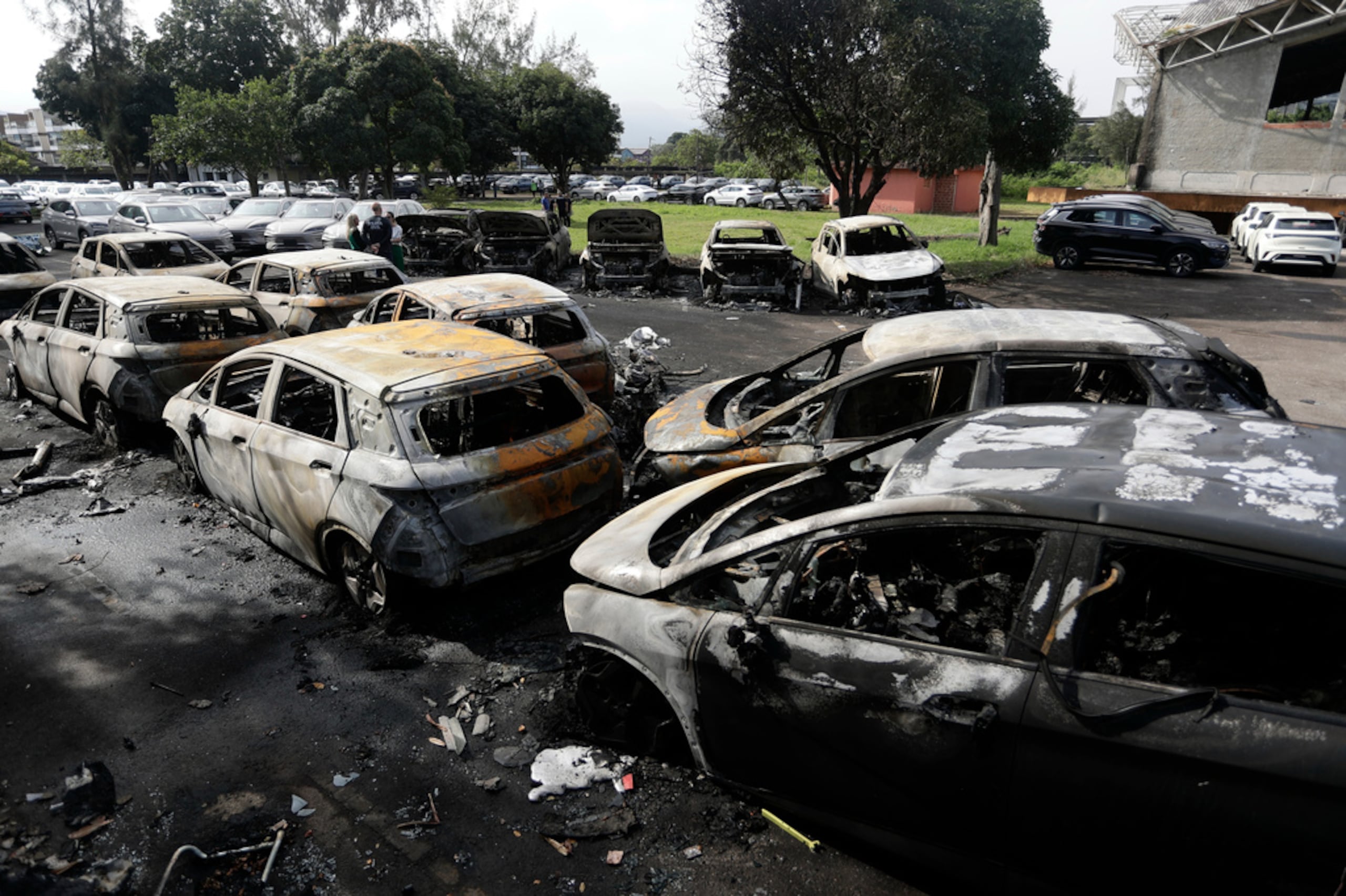 El concesionario de carros donde se estrellaron dos helicópteros y cayeron al suelo en Río de Janeiro, Brasil, el 14 de junio del 2026.