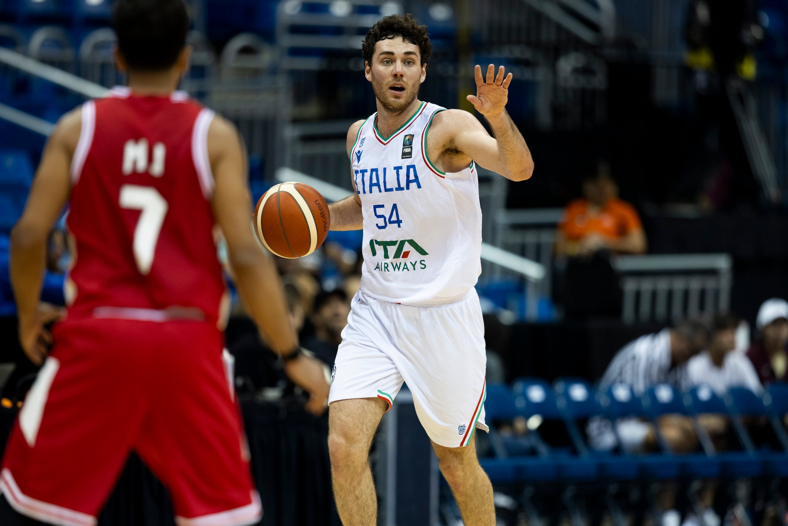 Alessandro Pajola, de Italia, baja un balón al campo ofensivo en el partido del martes ante Baréin.