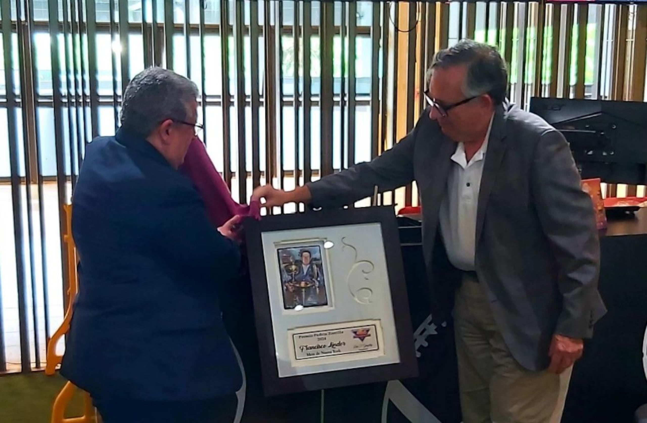 Momento en el que el presidente de la LBPRC, Juan A. Flores Galarza y el Dr. Enrique Zorrilla, hijo de Pedrín, develaron el
reconocimiento que se le entregará este año a Francisco Lindor