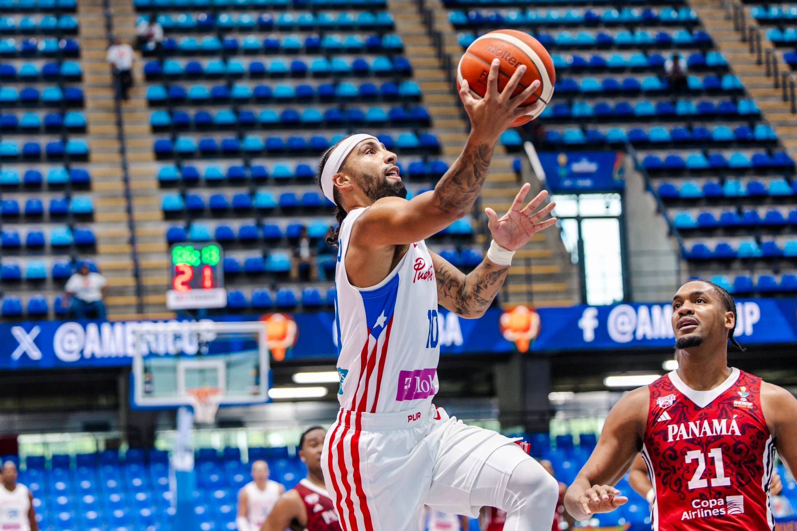 José Alvarado ataca el canasto ante Panamá en el juego inaugural de la AmeriCup 2025.