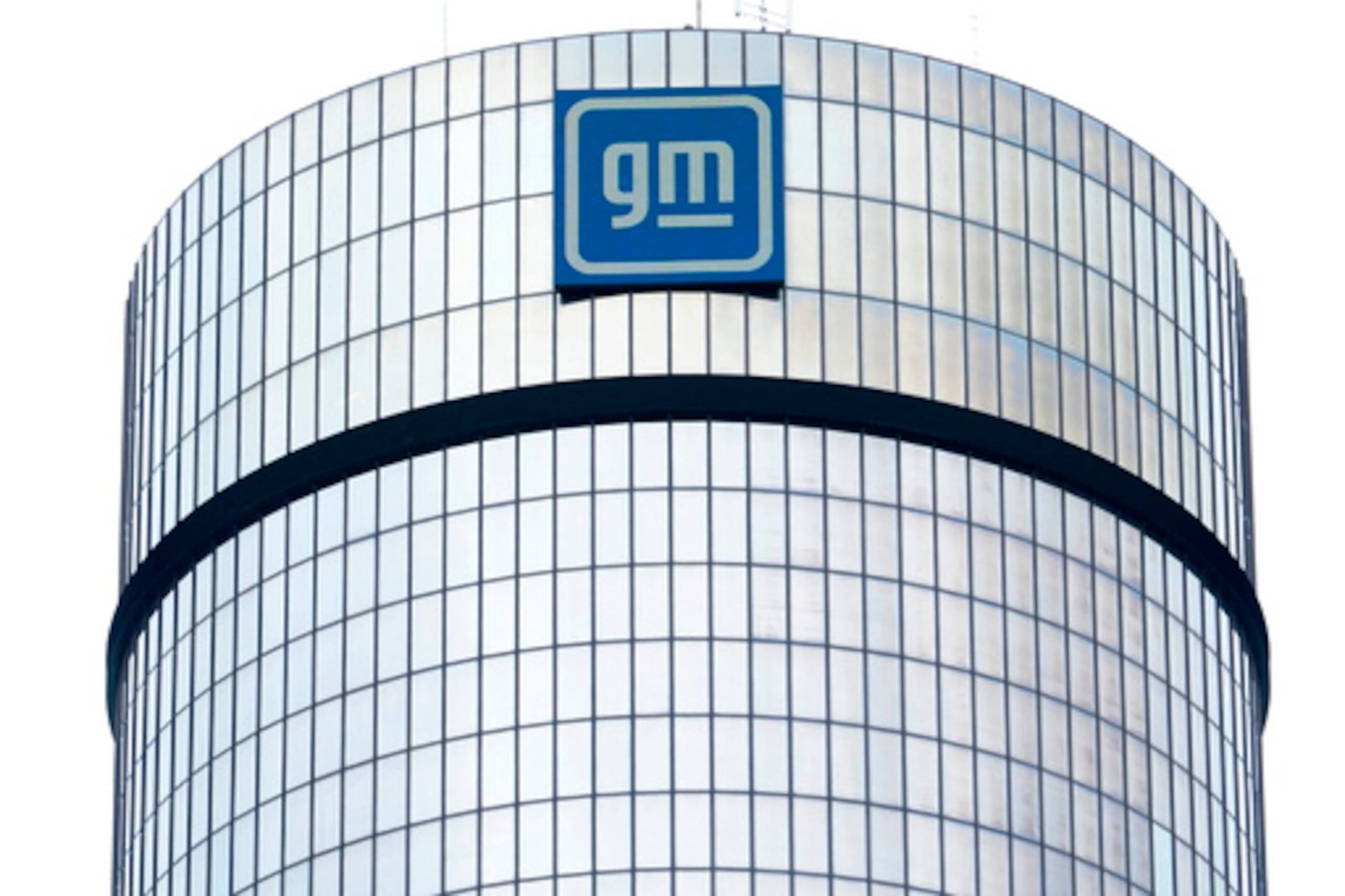ARCHIVO - El logotipo de General Motors se muestra en su sede en Detroit el 24 de abril de 2024. (AP Photo/Paul Sancya, Archivo)