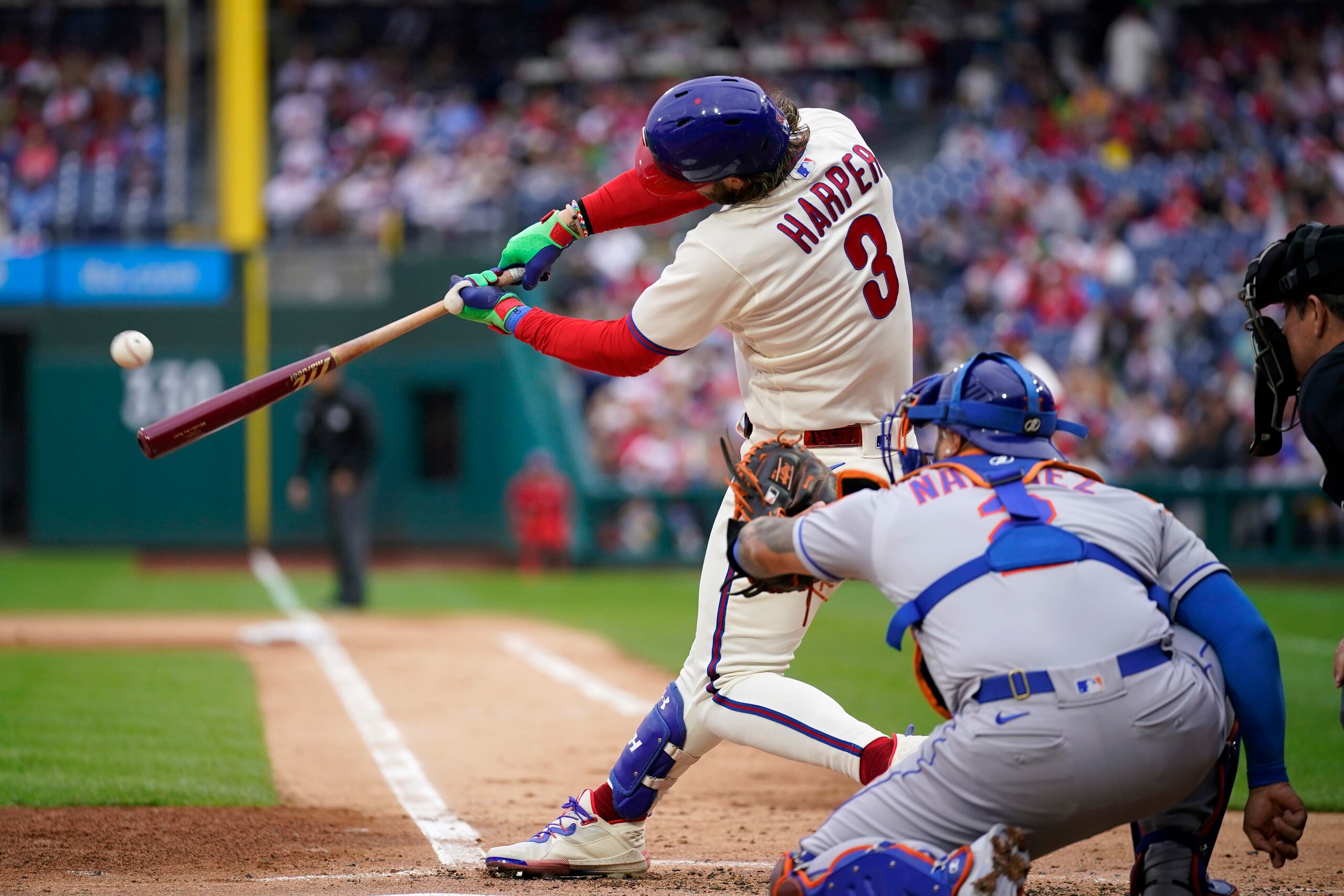 Bryce Harper, de los Phillies de Filadelfia, conecta un jonrón ante el lanzador de los Mets de Nueva York, José Quintana.