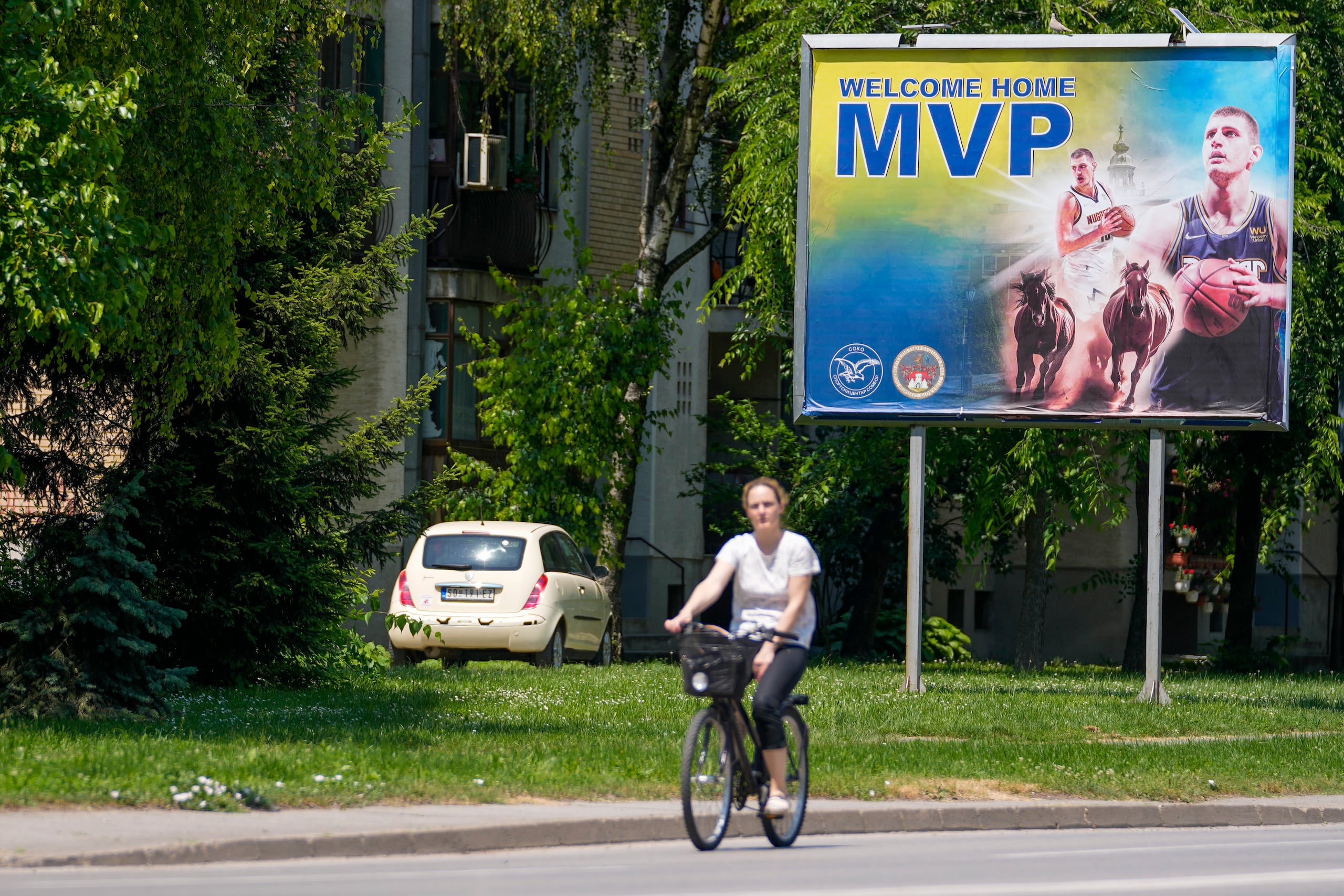 Esta pancarta celebrando a Nikola Jokic estaba en unas de las vías por donde transitó para ir al hipódromo.