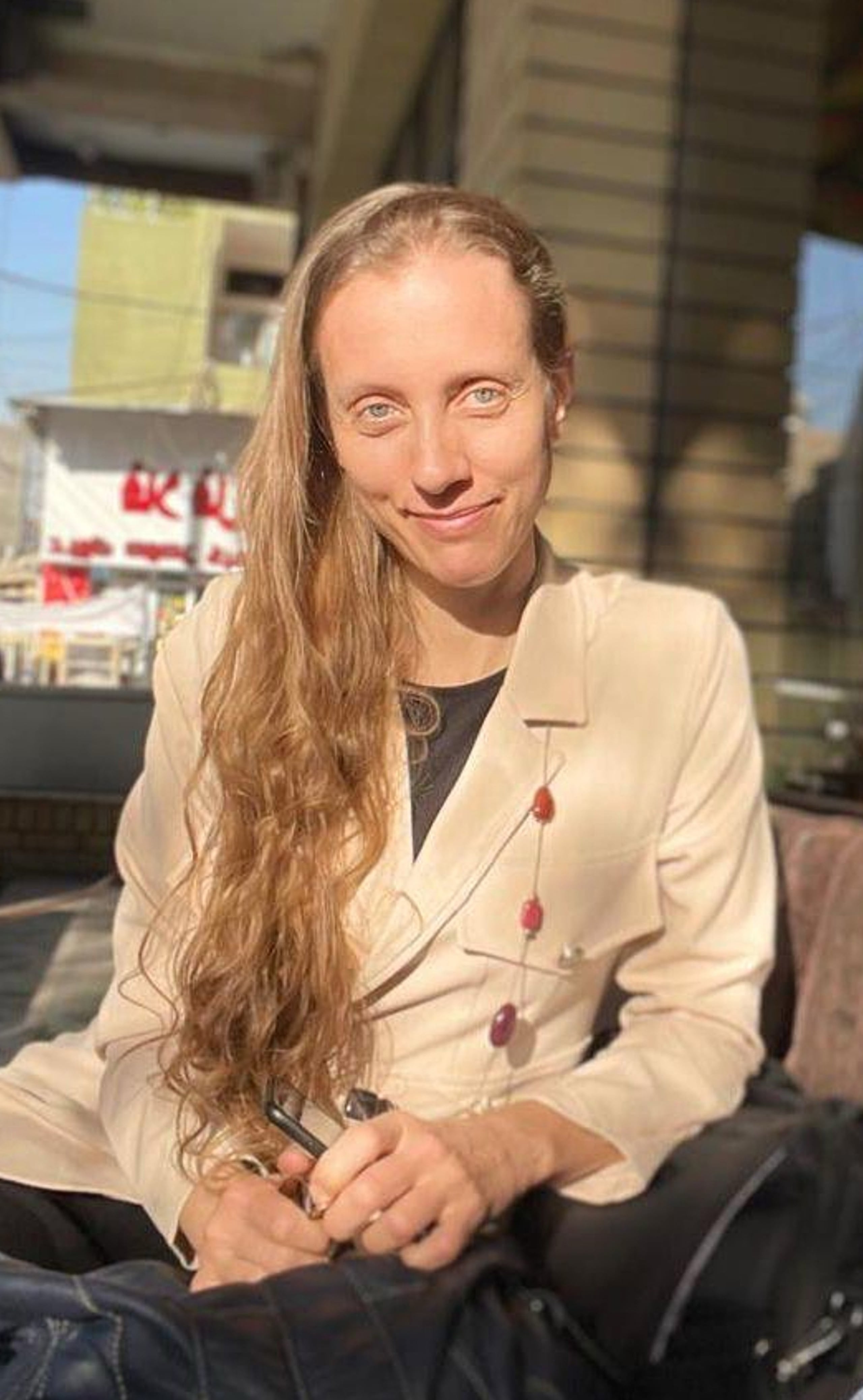 La periodista estadounidense Shelly Kittleson en un café en Bagdad, el 25 de marzo del 2025. (AP foto)