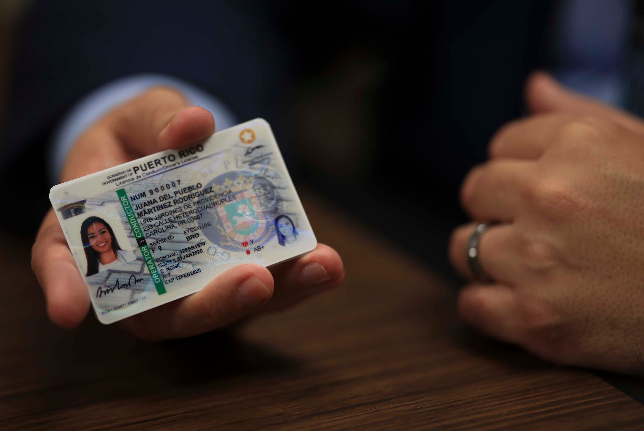 La REAL ID tiene un símbolo (en la mayoría de los estados, una estrella) en la esquina superior de la tarjeta.