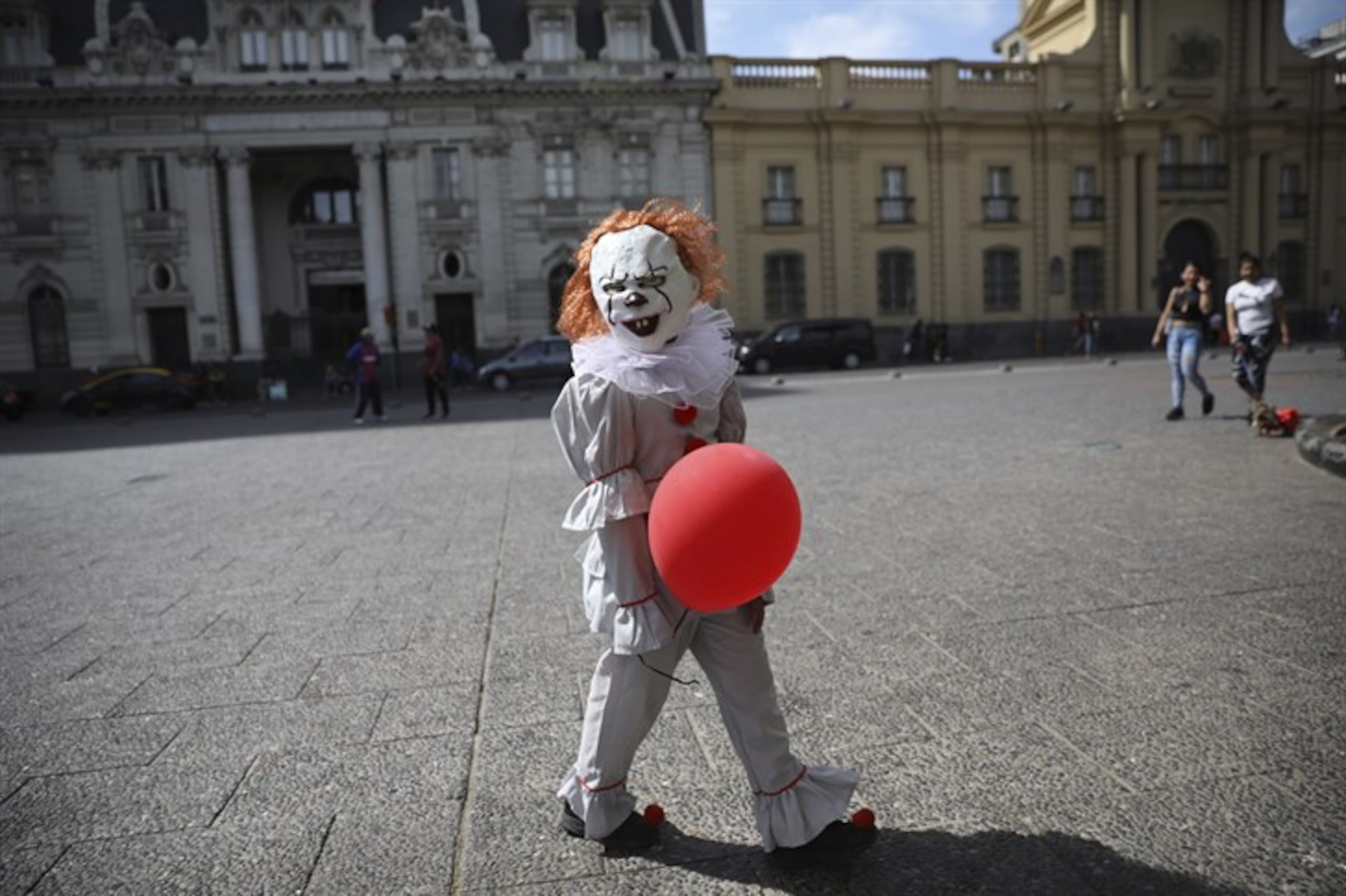 Un niño camina con un disfraz de Halloween de payaso malvado en Santiago (Foto AP / Rodrigo Abd)