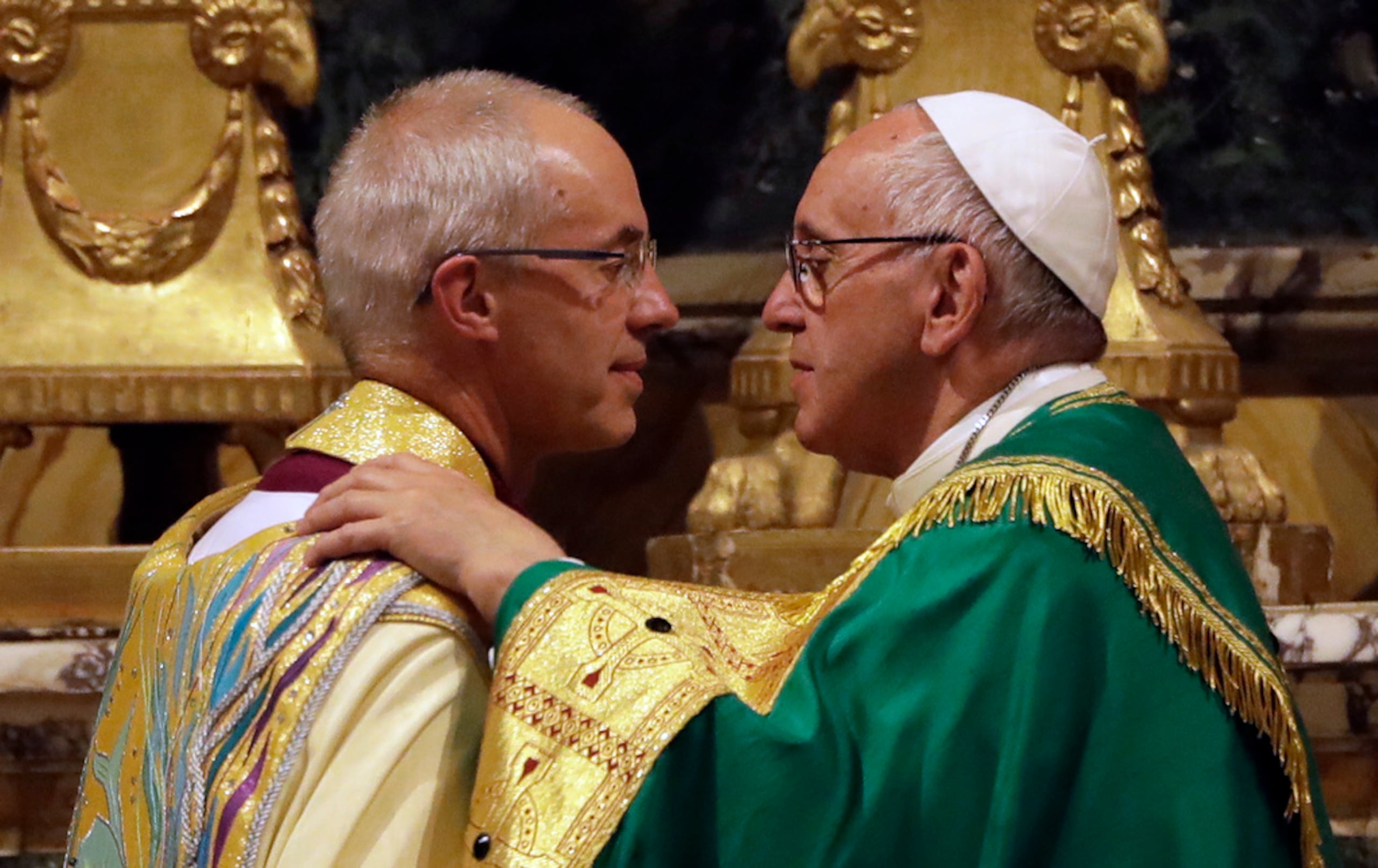 El papa Francisco, a la derecha, saluda al arzobispo de Canterbury, Justin Welby, durante las oraciones de vísperas en la iglesia de San Gregorio al Celio, en Roma, el 5 de octubre de 2016.