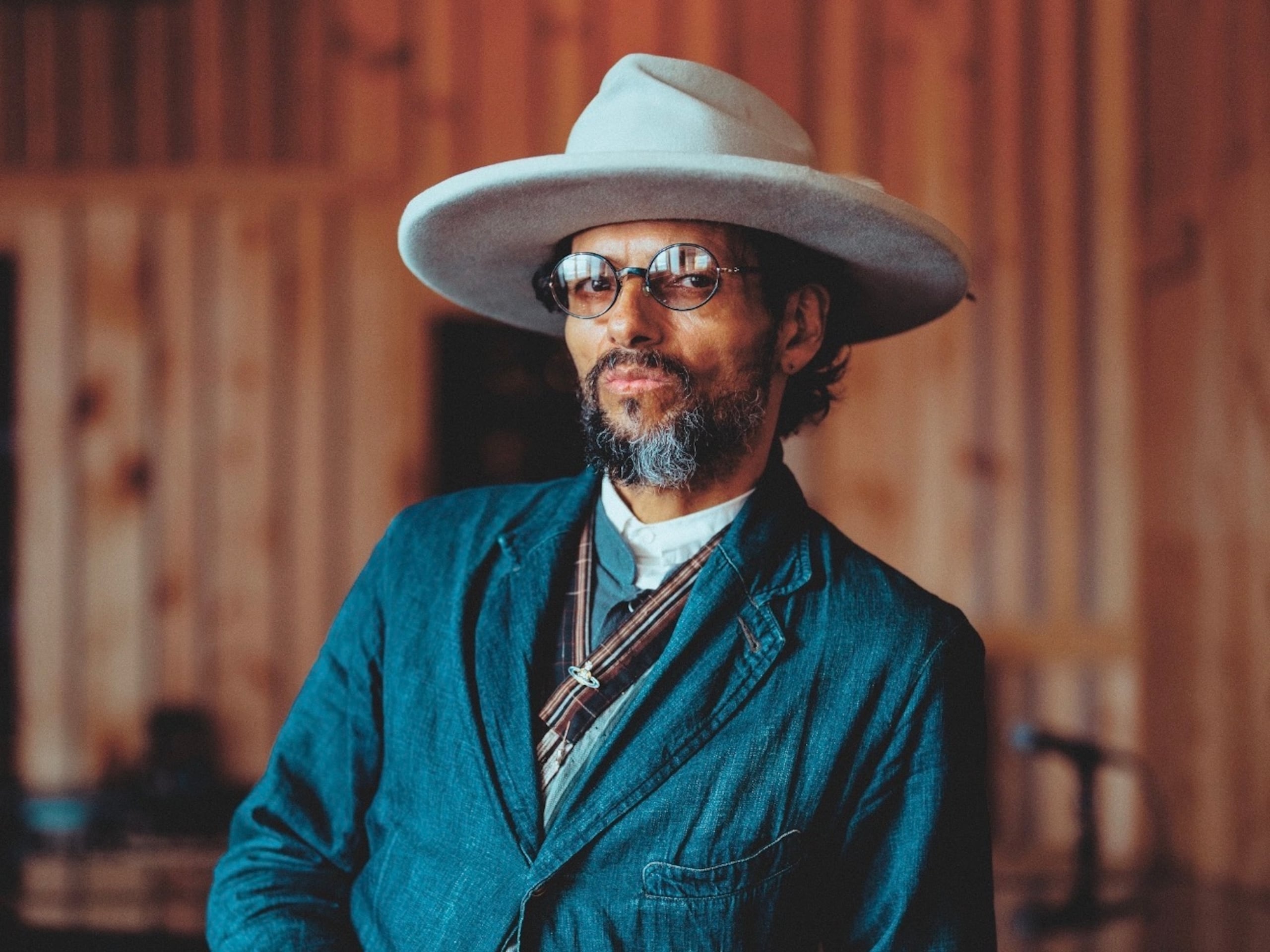 “Montserrat” es el primer sencillo y video de su nuevo álbum, "Olas de Luz".