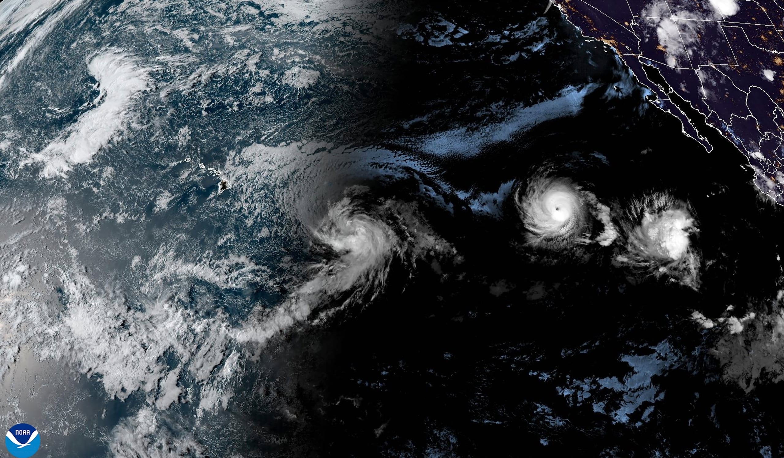 Esta imagen satelital proporcionada por la Oficina Nacional de Administración Oceánica y Atmosférica de Estados Unidos (NOAA) muestra la tormenta tropical Hone y el huracán Gilma, ubicados al sureste de Hawai, el jueves 22 de agosto de 2024. (NOAA vía AP)