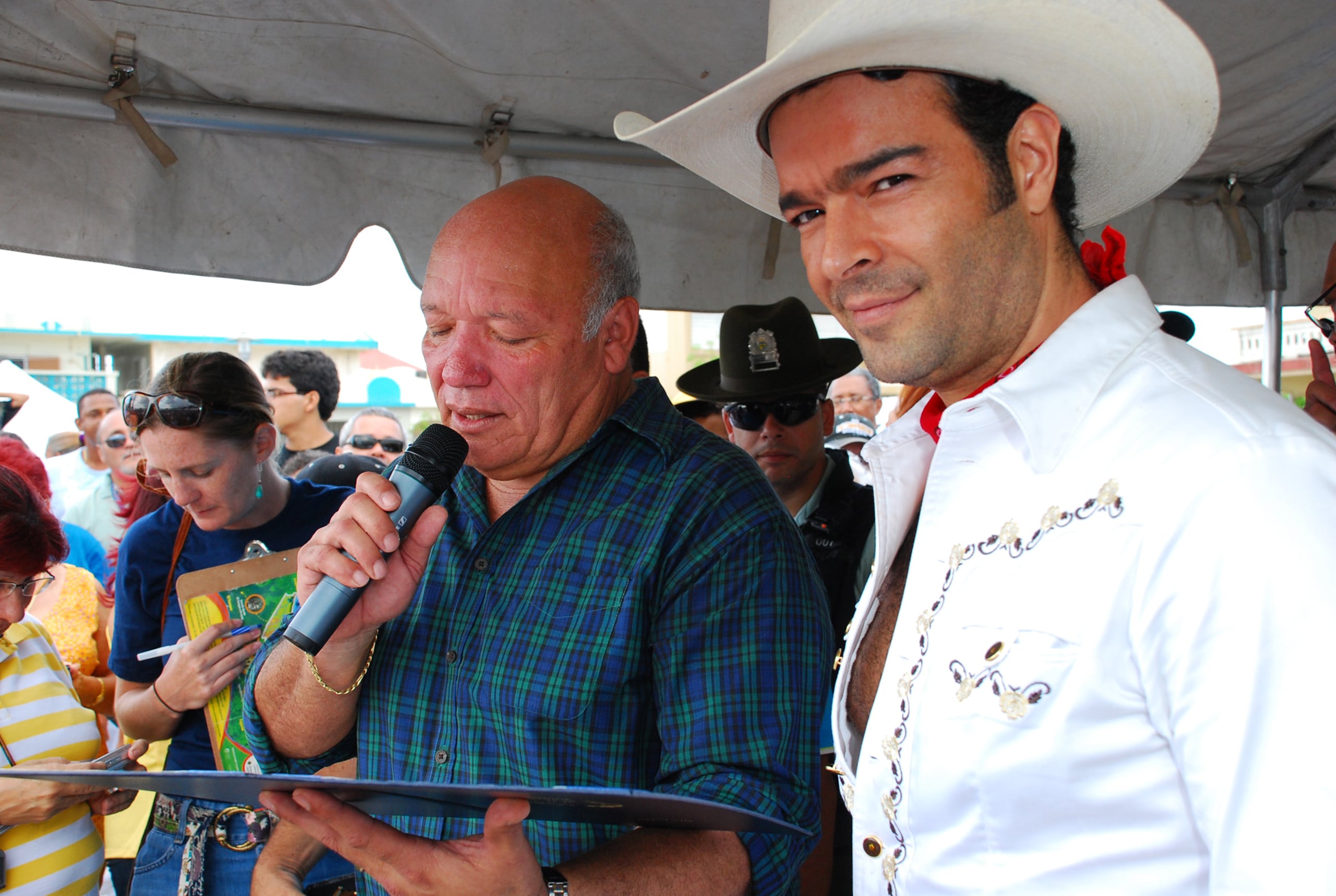El cantante y actor mexicano Pablo Montero recibe la llave de Luquillo de manos de su alcalde, José “Nelo” González.