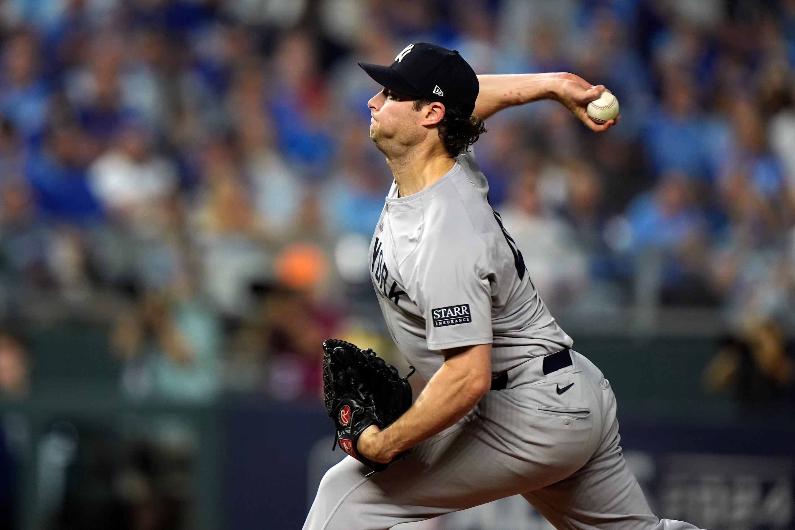 El abridor Gerrit Cole, de los Yankees de Nueva York, lanza en el cuarto juego de la Serie Divisional de la Liga Americana ante los Royals de Kansas City.